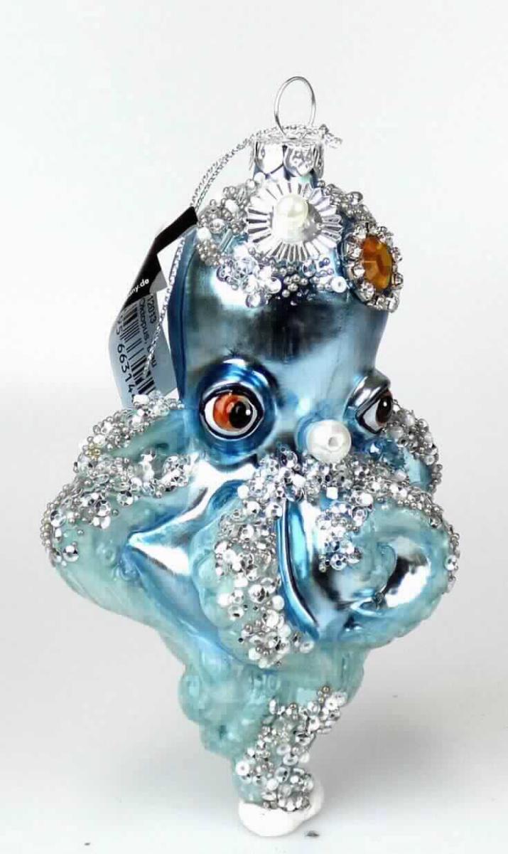 Nach den Angaben der Antragstellerin sowie dem vorliegenden Warenmuster handelt es sich um einen sogenannten "Weihnachtshänger Oktopus, Art. 12013". Der ca. 13 cm große Oktopus besteht aus einem Hohlkörper aus klarsichtigem Glas (charakterbestimmend), der auf der Innenseite metallisch glänzend bunt verspiegelt und auf der Außenseite zusätzlich mattiert sowie mit Strass, Pailletten und Perlen verziert ist. An der Oberseite ist das Erzeugnis mit einem Krönchen aus Metall und einer textilen Aufhängeschlaufe ausgestattet.

Die Ware ist dazu bestimmt an den Weihnachtsbaum gehängt zu werden und weist durch die spezielle Ausgestaltung (Formgebung, Aufhängung, Glanz) einen Bezug zu Weihnachten auf.
Es handelt sich somit um einen Dekorationsartikel für Weihnachtsbäume (Christbaumschmuck).

Der Weihnachtsbaumanhänger ist in einem Pappkarton verpackt.

Zolltarifrechtlich handelt es sich um einen "Weihnachtsfestartikel, aus Glas".