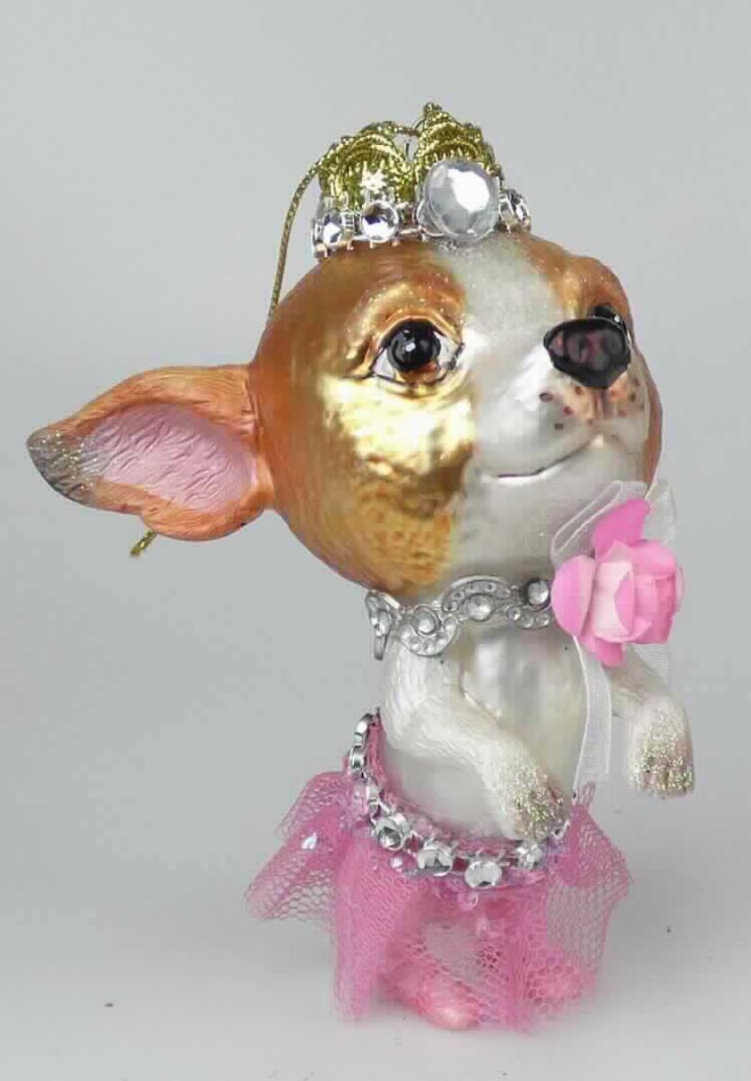 Glasware zur Innenausstattung, sog. Weihnachtshänger Chihuahua, Artikel 11775, Foto siehe Anlage,
- Anhänger in Form eines mit einem Rock und mit Schuhen bekleideten und geschmückten Chihuahua,
- mit einem hohlen Korpus aus gewöhnlichem, laut Antrag mundgeblasenem Glas,
- mit Ohren, Armen und Beinen aus Kunststoff (laut Antrag Polyresin),
- farbig bemalt,
- am Kopf mit eine "Krone", am Hals mit einer verzierten "Kette" und an der Taille mit einem "Gürtel"
  geschmückt,
- mit einem angeklebten "Rockteil" aus Spinnstoffen,
- am oberen Ende mit einem verdeckten Metallkrönchen mit Spreizärmchen und einer Schlaufe aus
  einem goldfarbenen Faden zum Aufhängen, 
- keine Einreihung als Dekorationsartikel für Weihnachtsbäume, da die Ware weder durch das Motiv 
  noch durch die Ausgestaltung einen Bezug zu Weihnachten aufweist,
- der Kunststoff und das Glas sind gegenüber den anderen Stoffen insbesondere im Hinblick auf die 
  Zierwirkung gleichbedeutend, damit bestimmt keiner der beiden Stoffe den wesentlichen Charakter 
  der zusammengesetzten Ware und diese ist der von den gleichermaßen in Betracht kommenden 
  Positionen (3926/7013) in der Nomenklatur zuletzt genannten Position zuzuweisen.

"Glasware zur Innenausstattung, aus gewöhnlichem Glas, handgefertigt (manuelle Glasentnahme)"
