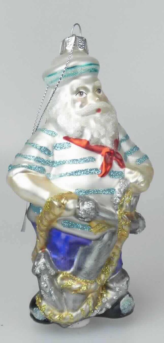 Nach den Angaben der Antragstellerin sowie dem vorliegenden Warenmuster handelt es sich um einen sogenannten Weihnachtsanhänger in Form eines "Santa Matrose" (Artikel 12041). Die ca. 15 cm hohe Ware besteht aus einem Hohlkörper aus Glas (charakterbestimmend), der mit einem metallisch glänzenden/spiegelnden Farbauftrag versehen ist. Die Figur stellt einen Seemann mit langem, weißem Bart dar, der einen Anker in den Händen hält. An der Oberseite ist die Ware mit einem Krönchen aus Metall und einer textilen Aufhängeschlaufe ausgestattet.

Die Ware ist dazu bestimmt an den Weihnachtsbaum gehängt zu werden und weist durch die spezielle Ausgestaltung (Form, Aufhängung, Glanz) einen Bezug zu Weihnachten auf.
Es handelt sich somit um Dekorationsartikel für Weihnachtsbäume (Christbaumschmuck).

Zolltarifrechtlich handelt es sich bei der - in einem Pappkarton verpackten Ware - um einen "Weihnachtsfestartikel, aus Glas".