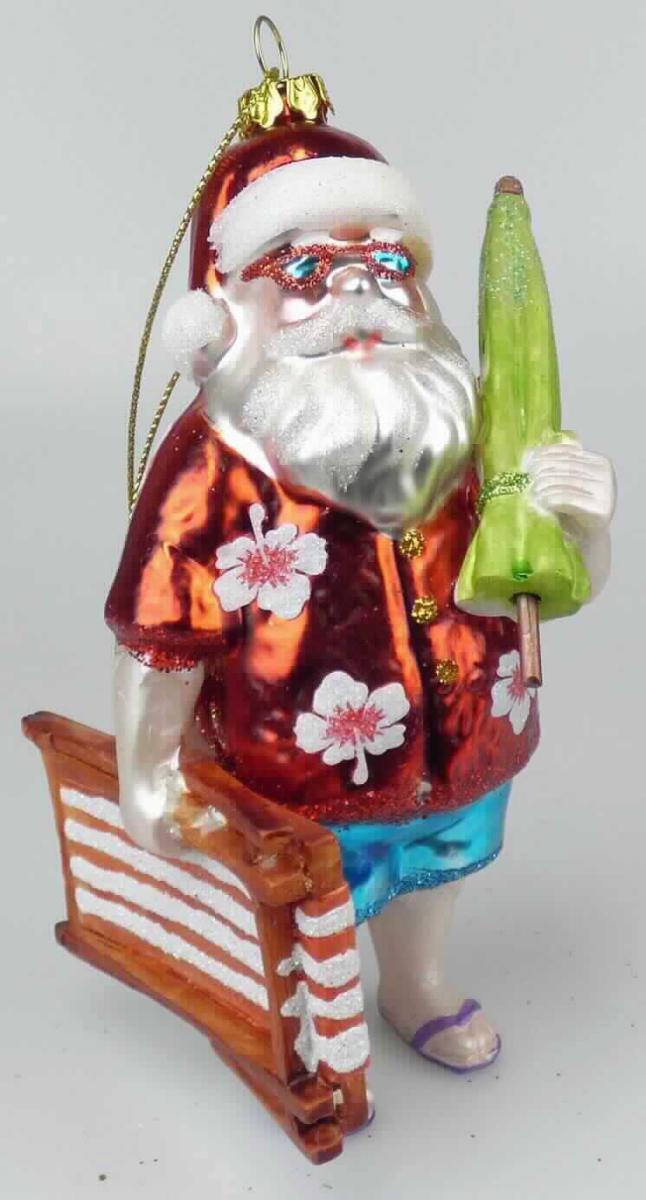 Nach den Angaben der Antragstellerin sowie dem vorliegenden Warenmuster handelt es sich um einen sogenannten Weihnachtsanhänger "Santa mit Liegestuhl" (Artikel 12045). Die ca. 15 cm hohe Ware stellt einen sommerlichen Weihnachtsmann mit Weihnachtsmannmütze und Hawaiihemd dar, der einen Liegestuhl und einen Sonnenschirm in den Händen hält. Die Figur besteht aus einem Hohlkörper aus Glas (charakterbestimmend), der mit einem metallisch glänzenden/spiegelnden Farbauftrag versehen ist. Der Stuhl und der Schirm, die Waden und die Unterarme der Figur sind aus Kunststoff gefertigt. An der Oberseite ist die Ware mit einem Krönchen aus Metall und einer textilen Aufhängeschlaufe ausgestattet.

Derartig gestaltete Erzeugnisse dienen als Weihnachtsmänner der traditionellen Ausgestaltung der Weihnachts- bzw. Adventszeit.

Zolltarifrechtlich handelt es sich bei der - in einem Pappkarton verpackten Ware - um einen "Weihnachtsfestartikel, aus Glas".