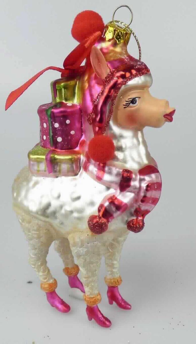 Glasware zur Innenausstattung, sog. Weihnachtshänger Alpaka mit Geschenken, Artikel 12144, Foto 
siehe Anlage,
- Anhänger in Form eines mit einer Mütze, einem Schal und mit Schuhen bekleideten Alpakas, dem 
  Geschenke auf den Rücken gebunden sind,
- mit einem hohlen Korpus aus gewöhnlichem, laut Antrag mundgeblasenem Glas,
- mit Ohren und Beinen aus Kunststoff (laut Antrag Polyresin),
- farbig bemalt,
- mit angeklebten "Bommeln" aus Spinnstoffen an der Mütze und einer angeklebten Schleife aus 
  Spinnstoff an einem Geschenk,
- am oberen Ende mit einem verdeckten Metallkrönchen mit Spreizärmchen und einer Schlaufe aus
  einem goldfarbenen Faden zum Aufhängen, 
- keine Einreihung als Dekorationsartikel für Weihnachtsbäume, da die Ware keinen Bezug zu
  Weihnachten aufweist (insbesondere aufgrund der Ausstattung und der vielen Elemente besteht
  keine Ähnlichkeit mit den üblichen Rentieren des Weihnachtsmanns),
- der Kunststoff und das Glas sind gegenüber den anderen Stoffen insbesondere im Hinblick auf die 
  Zierwirkung gleichbedeutend, damit bestimmt keiner der beiden Stoffe den wesentlichen Charakter 
  der zusammengesetzten Ware und diese ist der von den gleichermaßen in Betracht kommenden 
  Positionen (3926/7013) in der Nomenklatur zuletzt genannten Position zuzuweisen.

"Glasware zur Innenausstattung, aus gewöhnlichem Glas, handgefertigt (manuelle Glasentnahme)"