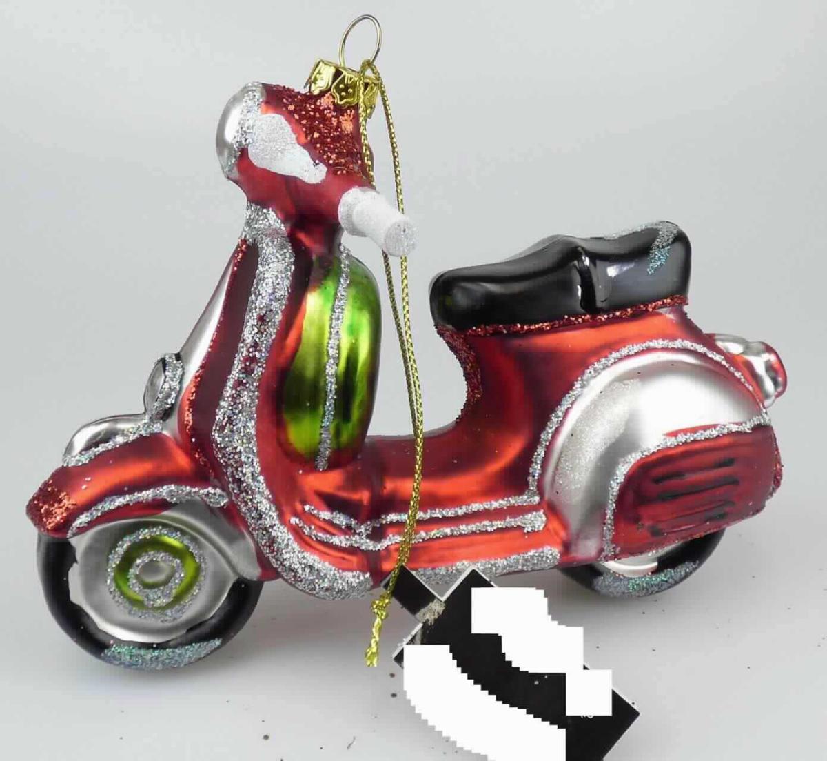 Nach den Angaben der Antragstellerin sowie dem vorliegenden Warenmuster handelt es sich um einen sogenannten "Weihnachtshänger Motorroller, Art. 11294". Der ca. 14 cm große Motorroller besteht aus einem Hohlkörper aus klarsichtigem Glas (charakterbestimmend), der auf der Innenseite metallisch glänzend bunt verspiegelt und auf der Außenseite zusätzlich mattiert sowie beglittert ist. An der Oberseite des Lenkers ist das Erzeugnis mit einem Krönchen aus Metall und einer textilen Aufhängeschlaufe ausgestattet.

Die Ware ist dazu bestimmt an den Weihnachtsbaum gehängt zu werden und weist durch die spezielle Ausgestaltung (Formgebung, Aufhängung, Glanz) einen Bezug zu Weihnachten auf.
Es handelt sich somit um einen Dekorationsartikel für Weihnachtsbäume (Christbaumschmuck).

Der Weihnachtsbaumanhänger ist in einem Pappkarton verpackt.

Zolltarifrechtlich handelt es sich um einen "Weihnachtsfestartikel, aus Glas".