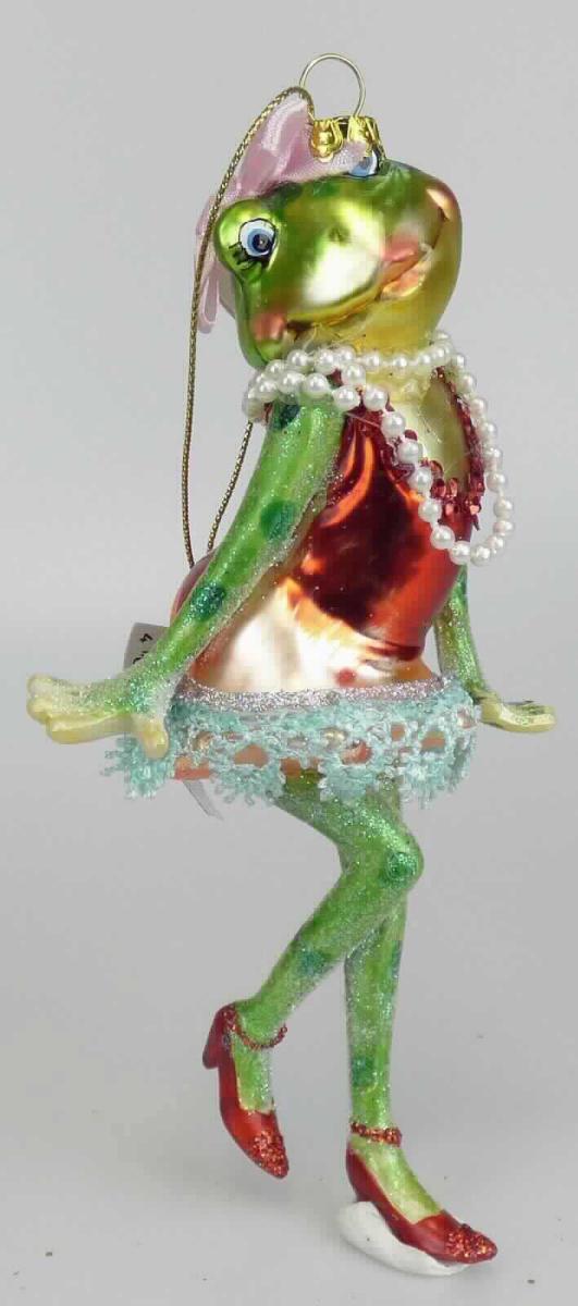 Glasware zur Innenausstattung, sog. Weihnachtshänger Frosch Lady, Artikel 10092, Foto siehe 
Anlage,
- Anhänger in Form einer mit einem Kleid und mit Schuhen bekleideten und geschmückten Froschfrau,
- mit einem hohlen Korpus aus gewöhnlichem, laut Antrag mundgeblasenem Glas,
- mit Armen und Beinen aus Kunststoff (laut Antrag Polyresin),
- farbig bemalt,
- am Kopf mit einer Spinnstoffschleife, um den Hals mit "Perlenketten" geschmückt,
- mit einem angeklebten "Rockteil" aus Spinnstoffen,
- am oberen Ende mit einem Metallkrönchen mit Spreizärmchen und einer Schlaufe aus einem gold-
  farbenen Faden zum Aufhängen, 
- keine Einreihung als Dekorationsartikel für Weihnachtsbäume, da die Ware weder durch das Motiv 
  noch durch die Ausgestaltung einen Bezug zu Weihnachten aufweist,
- der Kunststoff und das Glas sind gegenüber den anderen Stoffen insbesondere im Hinblick auf die 
  Zierwirkung gleichbedeutend, damit bestimmt keiner der beiden Stoffe den wesentlichen Charakter 
  der zusammengesetzten Ware und diese ist der von den gleichermaßen in Betracht kommenden 
  Positionen (3926/7013) in der Nomenklatur zuletzt genannten Position zuzuweisen.

"Glasware zur Innenausstattung, aus gewöhnlichem Glas, handgefertigt (manuelle Glasentnahme)"