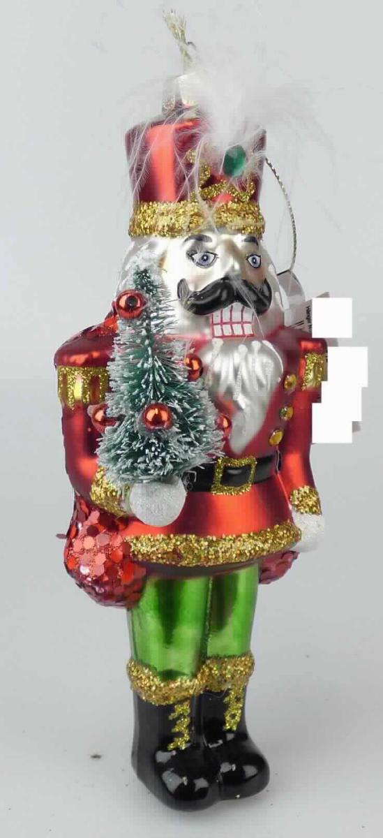 Nach den Angaben der Antragstellerin sowie dem vorliegenden Warenmuster handelt es sich um einen sogenannten "Weihnachtshänger Nussknacker, Art. 12185". Die ca. 15,5 cm große Nussknackerfigur besteht aus einem Hohlkörper aus klarsichtigem Glas (charakterbestimmend), der auf der Innenseite metallisch glänzend bunt verspiegelt und auf der Außenseite zusätzlich teilweise mattiert sowie beglittert ist. In einer Hand hält der Nussknacker einen geschmückten künstlichen Weihnachtsbaum.
An der Oberseite ist das Erzeugnis mit einem Krönchen aus Metall und einer textilen Aufhängeschlaufe ausgestattet.

Die Ware ist dazu bestimmt an den Weihnachtsbaum gehängt zu werden und weist durch die spezielle Ausgestaltung (Motiv, Formgebung, Aufhängung, Glanz) einen Bezug zu Weihnachten auf.
Es handelt sich somit um einen Dekorationsartikel für Weihnachtsbäume (Christbaumschmuck).

Der Weihnachtsbaumanhänger ist in einem Pappkarton verpackt.

Zolltarifrechtlich handelt es sich um einen "Weihnachtsfestartikel, aus Glas".