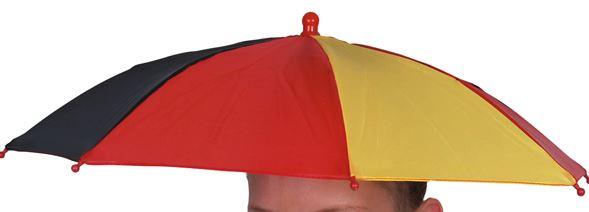 Regen-/Sonnenschirm, sog. Kopfschirm, Foto siehe Anlage,
- mit einem Bezug aus Geweben aus Spinnstoffen, dessen Segmente aus Zuschnitten in den Farben
  schwarz, rot und gelb bestehen,
- mit einem Gestell und Schienen aus unedlen Metallen,
- mit einer Befestigungsvorrichtung zum Anbringen am Kopf, bestehend aus vier am Gestell befestigten
  Streben aus Kunststoff an deren unteren Enden ein rund zusammengenähtes, elastisches Band aus
  Spinnstoffen befestigt ist,
- mit einem Durchmesser (aufgespannt) von ca. 50 cm,
- zum Tragen auf dem Kopf bestimmt,
- keine Kopfbedeckung im Sinne der Position 6505, da die Ware nicht direkt den Kopf bedeckt und
  damit nicht der Kopfform angepasst ist.

"Regen-/Sonnenschirm, kein Gartenschirm, ohne Teleskopauszug, mit Bezug aus Geweben 
 aus Spinnstoffen"