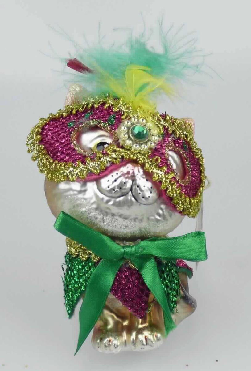 Glasware zur Innenausstattung, sog. Weihnachtshänger Katze mit Maske, Artikel 12257, Foto siehe 
Anlage,
- Anhänger in Form einer sitzenden Katze,
- mit einem hohlen Korpus aus gewöhnlichem, laut Antrag mundgeblasenem Glas,
- mit Ohren aus Kunststoff (laut Antrag Polyresin),
- farbig bemalt,
- am Kopf mit gelben und grünen Daunen geschmückt und mit einer Augenmaske und einem Kragen aus
  Spinnstoffen (beide aufwändig) geschmückt,
- am oberen Ende mit einem Metallkrönchen mit Spreizärmchen und einer Schlaufe aus einem Gewebe-
  band zum Aufhängen, 
- keine Einreihung als Dekorationsartikel für Weihnachtsbäume, da die Ware weder durch das Motiv 
  noch durch die Ausgestaltung einen Bezug zu Weihnachten aufweist,
- das den größten Teil des ausgeformten Korpus bildende Glas ist gegenüber den anderen Stoffen
  charakterbestimmend.

"Glasware zur Innenausstattung, aus gewöhnlichem Glas, handgefertigt (manuelle Glasentnahme)"
