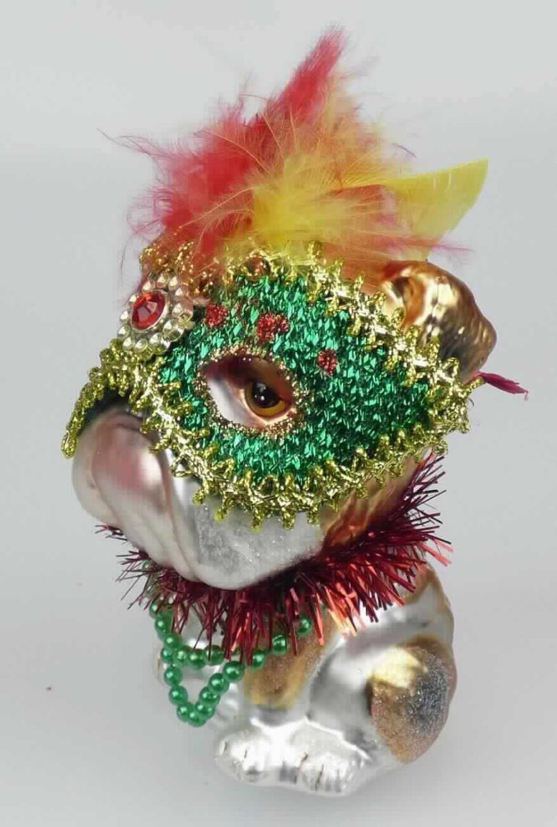 Glasware zur Innenausstattung, sog. Weihnachtshänger Bulldogge mit Maske, Artikel 12255, Foto siehe 
Anlage,
- Anhänger in Form einer sitzenden Bulldogge,
- mit einem hohlen Korpus aus gewöhnlichem, laut Antrag mundgeblasenem Glas,
- farbig bemalt,
- am Kopf mit gelben und roten Daunen geschmückt und mit einer aufwändigen Augenmaske aus Spinn-
  stoffen sowie einer "Halskrause" und eine "Perlenkette" aus Kunststoff geschmückt,
- am oberen Ende mit einem Metallkrönchen mit Spreizärmchen und einer Schlaufe aus einem Gewebe-
  band zum Aufhängen, 
- keine Einreihung als Dekorationsartikel für Weihnachtsbäume, da die Ware weder durch das Motiv 
  noch durch die Ausgestaltung einen Bezug zu Weihnachten aufweist,
- das den ausgeformten Korpus bildende Glas ist gegenüber den anderen Stoffen charakterbestimmend.

"Glasware zur Innenausstattung, aus gewöhnlichem Glas, handgefertigt (manuelle Glasentnahme)"