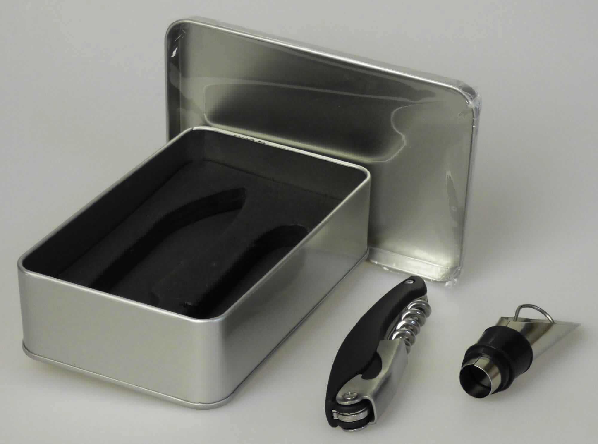 "Weinset einschl. Geschenkdose",
Warenzusammenstellung in Aufmachung für den Einzelverkauf, bestehend aus

- einem Flaschenausgießer in Form eines konisch geformten Röhrchens aus unedlem Metall, 
  mittig mit einer Manschette aus Kunststoff oder Kautschuck und einem herausnehmbaren 
  Stopfen aus Kunstsoff oder Kautschuk mit Bügel aus unedlem Metall versehen 

- einer Ware aus verschiedenen Bestandteilen, in Form eines geschwungenen Griffes aus 
  Kunststoff, in den ein aufklappbarer Korkenzieher in Form einer Spirale aus unedlem Metall, 
  ein aufklappbarer Flaschenöffner aus unedlem Metall sowie eine aufklappbare schneidende 
  Messerklinge aus unedlem Metall eingesetzt sind

- einer quaderförmigen Box mit Deckel aus unedlem Metall mit abgerundeten Ecken, mit 
  passgenauen Schaumstoffeinlagen für die vorgenannten Erzeugnisse

- zum Öffnen und Verschließen von Weinflaschen

- der Flaschenausgießer und Flaschenöffner sind in der Box aufgemacht, welche mit 
  Kunststofffolie umschlossen ist

- ein charakterverleihender Bestandteil ist nicht ersichtlich, die Warenzusammenstellung 
  ist unter Anwendung der AV 3 c) in die zuletzt genannte der gleichermaßen in Betracht kommenden 
  Positionen einzureihen, hier Pos. 8309

Abbildung siehe Anlage.

Derartige Erzeugnisse gehören als "Stopfen aus unedlem Metall, andere als in den 
Codenummern 8309 1000 00 - 8309 9090 10 0 genannte" zur Codenummer 8309 9090 90 0 des Zolltarifs.