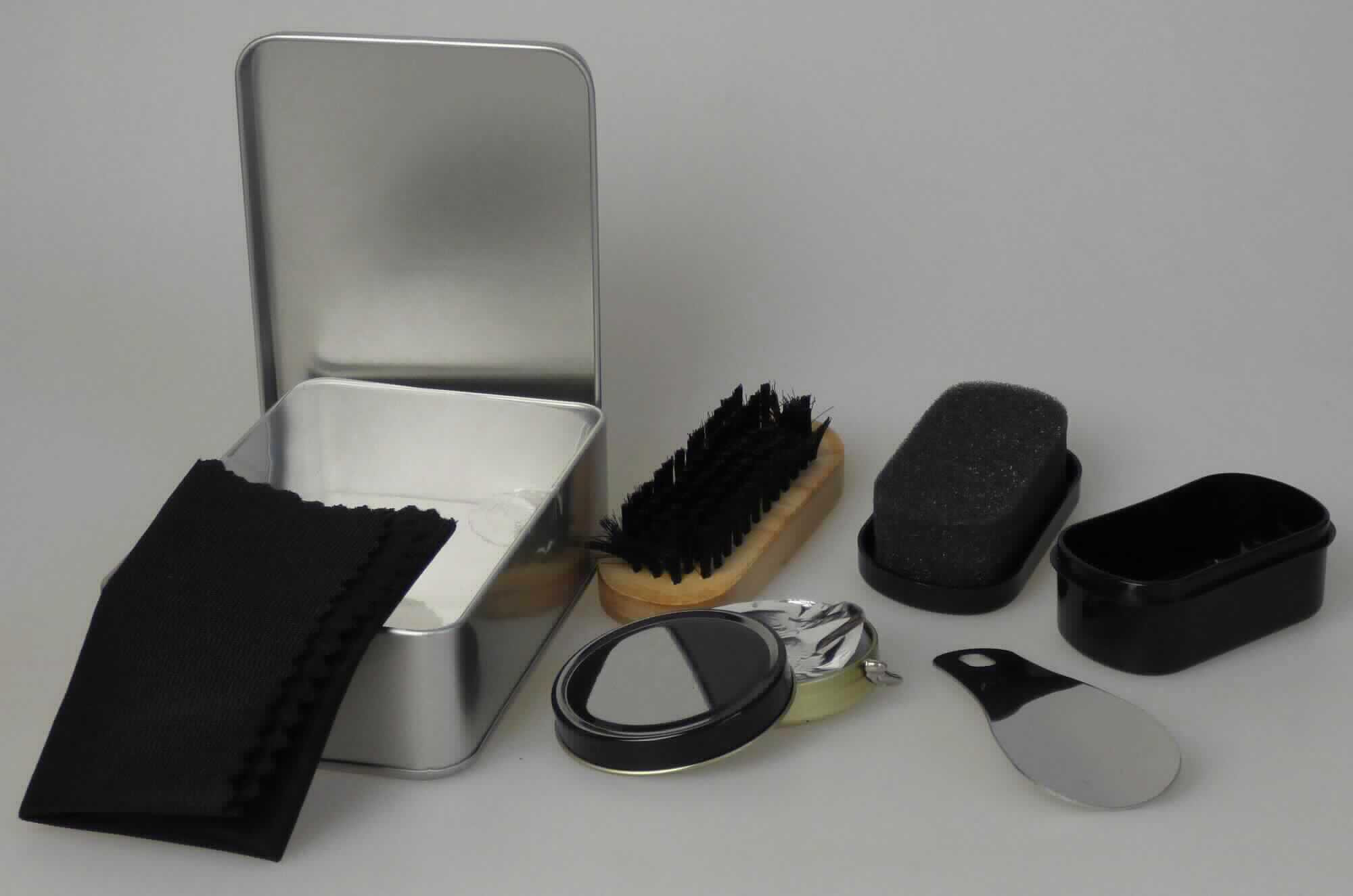 Das sog. Schuhputz-Set besteht aus einem ca. 9,5 cm langen Schuhanzieher aus Metall, einer kleinen schwarzen Dose, welche einen Polierschwamm enthält, einer ca. 8 cm x 3 cm großen Schuhbürste, einer schwarzen Dose die Schuhcreme beinhaltet sowie einem schwarzen ca. 19 cm X 19 cm Schuhputzlappen aus einem Spinnstoffgewebe. Die Ware wird zusammen in einer Geschenkdose gestellt. Das Behältnis ist von den Abmessungen auf die Größe und Menge der in ihr enthaltenen Utensilien abgestimmt. 

Die Zusammenstellung ist als "Reisezusammenstellung zum Reinigen von Schuhen" einzureihen.
