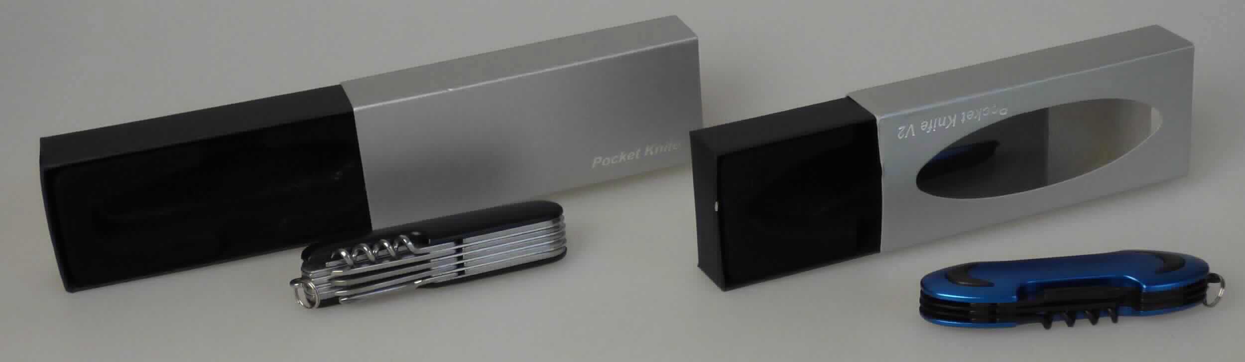 "Pocket Knife"

- aus verschiedenen Bestandteilen zusammengesetzte Ware
- - in Form eines Klappmessers (Taschenmesser) mit schneidender Klinge aus unedlem 
    Metall (charakterbestimmend) und Griffschalen, in die je nach Modell gemeinsam unlösbar 
    ein Messer, ein Korkenzieher, ein Kapselheber mit Schraubendreher bzw. ohne 
    Schraubendreher, ein Dosenöffner, ein Kreuzschlitz-Schraubendreher, eine Schere, 
    eine Feile mit Spitz-Ahle, eine Säge und eine Näh- und Stechahle (jeweils aus unedlem Metall) 
    eingesetzt sind
- - einem kleinen Schlüsselring aus unedlem Metall

- Abmessungen: 90 x 25 mm und 90 x 30 mm (je nach Modell)

- jeweils in einem Pappkarton, je nach Modell mit Sichtfenster, mit Einlage aufgemacht

Abbildung siehe Anlage.

Derartige Erzeugnisse gehören als "Messer mit schneidender, nicht feststehender Klinge aus 
unedlem Metall, kein Messer der Pos. 8208" zur Codenummer 8211 9300 00 0 des Zolltarifs.