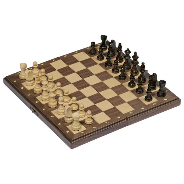 Nach den Angaben der Antragstellerin handelt es sich um ein Gesellschaftsspiel (sog. "Artikel 56920 - Schachspiel, magnetisch"), bestehend aus
- einer aufklappbaren Kassette aus Holz,
-- im aufgeklappten Zustand mit den Abmessungen von ca. 27,6 x 27,6 x 2 cm,
-- auf der Außenseite mit einem Schachspielfeld versehen,
-- mit einem Verschluss aus unedlem Metall,
- mit 16 hellen und 16 dunklen magnetischen Schachfiguren aus Holz,
- dient der spielerischen Unterhaltung von Kindern und Erwachsenen.

Die Ware ist in einem bunt bedruckten Pappkarton für den Einzelverkauf aufgemacht.

Derartige Erzeugnisse werden zolltarifrechtlich als "Gesellschaftsspiel, nicht von den Unterpositionen
(KN) 9504 2000 bis 9504 9010 erfasst" eingereiht.