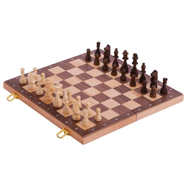 Nach den Angaben der Antragstellerin handelt es sich um ein Gesellschaftsspiel (sog. "Schachspiel,
Art. 56922"), bestehend aus
- einer aufklappbaren Kassette aus Holz,
-- im aufgeklappten Zustand mit den Abmessungen von ca. 38 x 38 x 2,7 cm,
-- auf der Außenseite mit einem Schachspielfeld versehen,
-- mit zwei Verschlüssen aus unedlem Metall,
-- im Inneren mit elastischen Schlaufen zur Aufnahme der Spielfiguren ausgestattet,
- mit 16 hellen und 16 dunklen Schachfiguren aus Holz,
- dient der spielerischen Unterhaltung von Kindern und Erwachsenen.

Die Ware ist in einem bunt bedruckten Pappkarton für den Einzelverkauf aufgemacht.

Derartige Erzeugnisse werden zolltarifrechtlich als "Gesellschaftsspiel, nicht von den Unterpositionen (KN) 9504 2000 bis 9504 9010 erfasst" eingereiht.