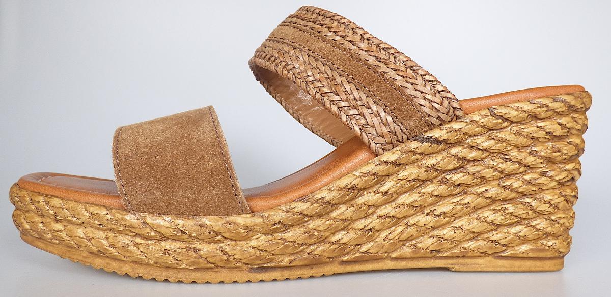 Sandalen, sog. Straßenschuhe für Frauen, 16455 / Pantolette + Wedge / 5th Avenue, Größe 37,
Foto siehe Anlage,
- mit Laufsohlen aus laut Antrag Kunststoff,
- mit zehenfreiem Oberteil (nicht geschlossenes Blatt) aus Kunststoff (in Flechttechnik hergestellt;
  Spinnstoff mit einer mit bloßem Auge wahrnehmbaren Außenschicht aus Kunststoff; den größten
  Teil der Außenfläche bildend; damit keine Ware der Position 6403) und Leder,
- auf das Oberteil sind Verstärkungsteile aus Leder aufgesetzt,
- den Knöchel nicht bedeckend,
- mit Keilabsatz,
- mit einer größten Höhe des Absatzes und der Sohle von ca. 7 cm.

"Schuhe, andere als in Position 6401 genannte, mit Laufsohlen und Oberteil aus Kunststoff, andere als
 in den Unterpositionen (KN) 6402 1210 bis 6402 9910 genannte, deren Blatt nicht geschlossen ist, mit
 Absatz und Sohle mit einer größten Höhe von mehr als 3 cm"