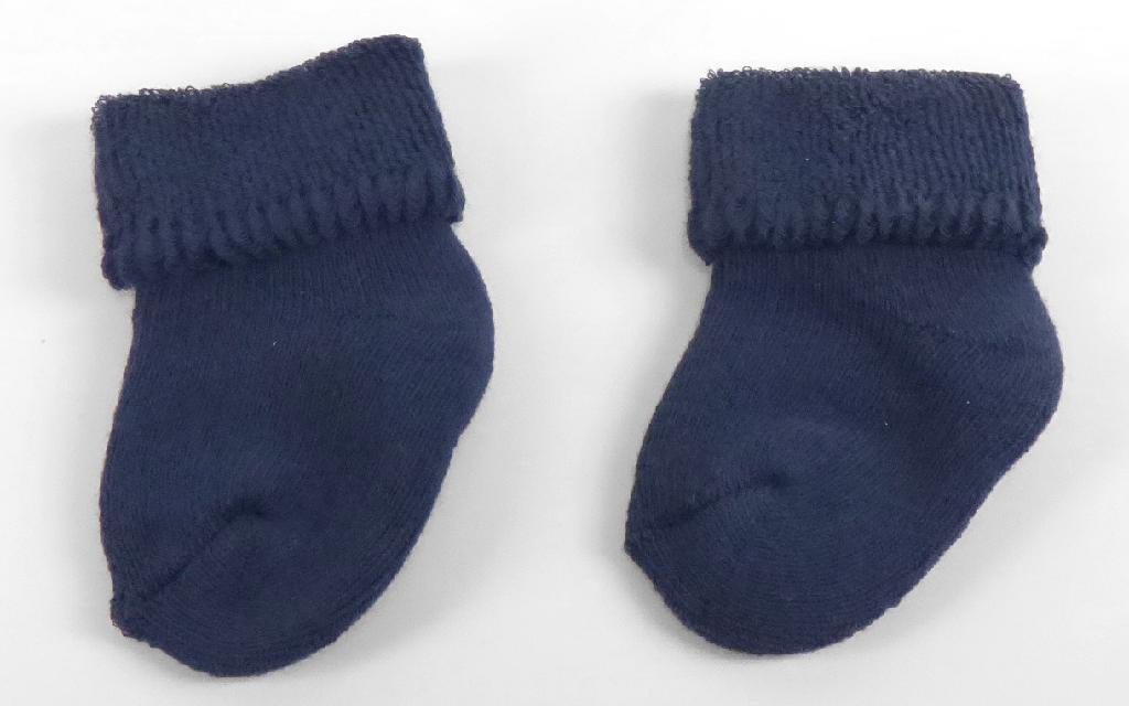 Bekleidungszubehör für Kleinkinder, sog. Erstlingssöckchen, Art. Nr. 8201400, Größe 0,
Foto siehe Anlage,
- drei Paar Socken in einem Polybeutel mit bedrucktem Pappeinleger und Kunststoffaufhänger verpackt,
- aus ca. 3,3 mm dicken, einfarbigen Schlingengewirken aus laut Antrag 86 % Baumwolle, 12 % Polyamid
  und 2 % Elasthan (beides synthetische Chemiefasern),
- schlauchförmig abgepasst gewirkt und an den Fußspitzen durch Zusammennähen konfektioniert,
- den Knöchel bedeckend,
- mit einem Fußmaß von ca. 7 cm,
- am oberen Rand umgeschlagen,
- ist für Kleinkinder mit einer Körpergröße von bis zu 86 cm bestimmt.

"Bekleidungszubehör (Socken), aus Gewirken, für Kleinkinder, aus Baumwolle"