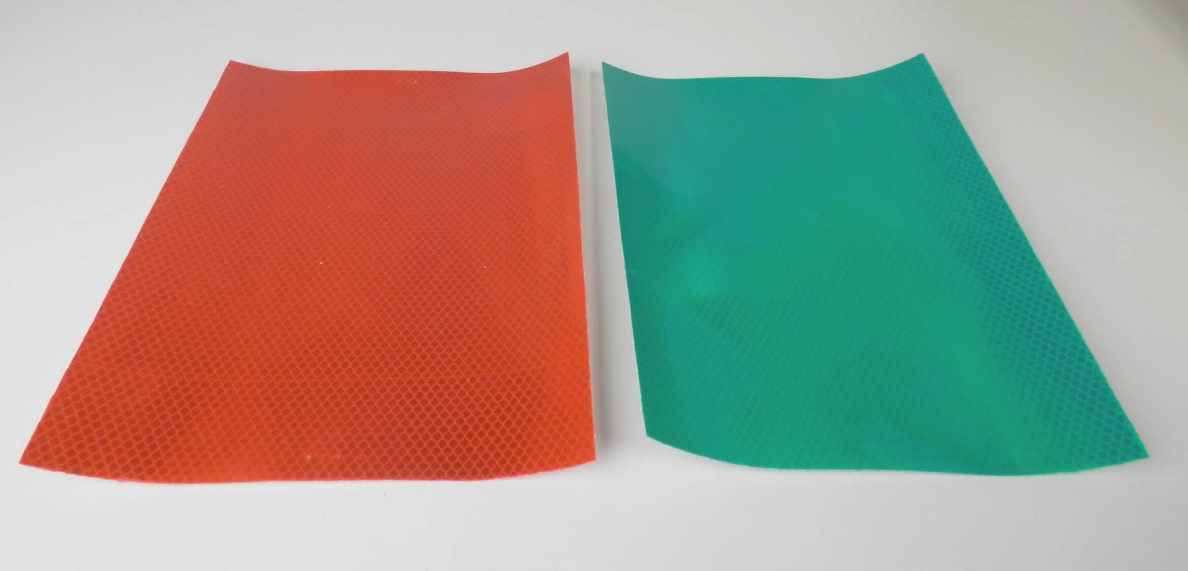 Angaben des Antragstellers:
Reflektierende Folie
-Folie aus einem Polycarbonat mit gleichmäßigen Einprägungen versehen. Mit einer PMMA-Lage auf der Oberseite und einer Polyesterlage auf der Unterseite versehen-

Untersuchungsergebnisse an Warenmustern:
Es wurden zwei Abschnitte einer Reflexfolie vorgelegt. Die Abschnitte sind einseitig rot- bzw. grün-gefärbt und mit einem Wabenmuster geprägt. Die Folien sind ca. 0,34 mm dick, sind dreilagig aufgebaut, wobei die Polycarbonatfolie die dickste Folie ist und damit charakterverleihend ist.

Befund:
Es liegen Folien aus charakterverleihend Polycarbonat des TARIC-Codes (KN) 3920 6100 300 vor.