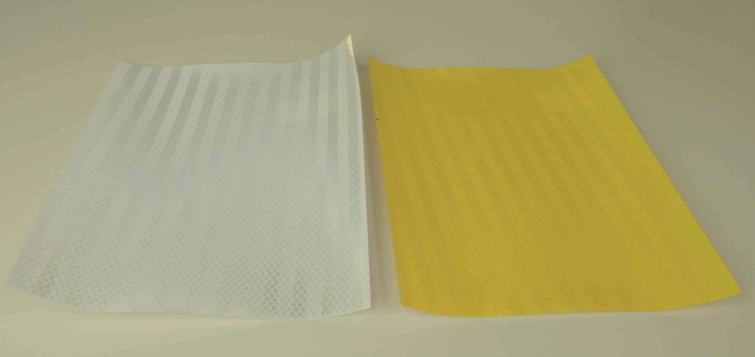 Angaben des Antragstellers:
Reflektierende Folie
-Folie aus einem Polycarbonat mit gleichmäßigen Einprägungen versehen. Mit einer PMMA-Lage auf der Oberseite und einer Polyesterlage auf der Unterseite versehen-

Untersuchungsergebnisse an Warenmustern:
Es wurden zwei Abschnitte einer Reflexfolie vorgelegt. Die Abschnitte sind einseitig gelb bzw. silberfarben und mit einem Wabenmuster geprägt. Die Folien sind ca. 0,3 mm dick, sind dreilagig aufgebaut, wobei die Polycarbonatfolie die dickste Folie ist und damit charakterverleihend ist.

Befund:
Es liegen Folien aus charakterverleihend Polycarbonat des TARIC-Codes (KN) 3920 6100 300 vor.