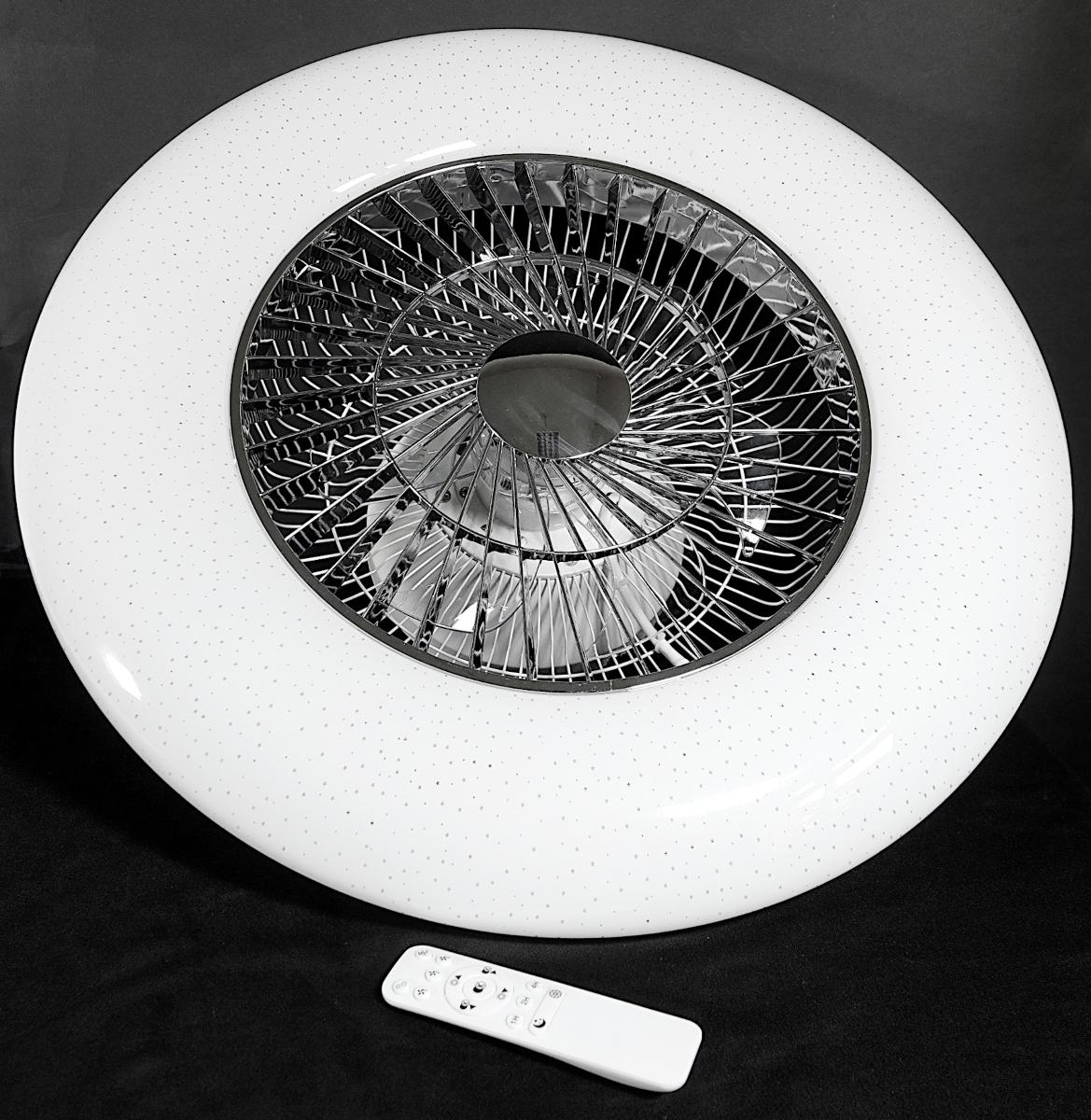 Es handelt sich um eine zusammengesetzte Ware aus einer elektrischen Deckenleuchte und einem elektrischen Ventilator. Die ringförmige Deckenleuchte besteht aus einem Gehäuse aus Kunststoff (Durchmesser ca. 60 cm) mit einer gemusterten Abdeckung aus Kunststoff, fest installierten LED-Leuchtmitteln, einer Aufhängung aus unedlem Metall und der elektrischen Instalation. Mittig ist der elektrische Ventilator verbaut.

Die Ware dient gleichermaßen als Ventilator zur Bewegung der Raumluft und als elektrische Deckenleuchte zu Beleuchtungszwecken im Innenbereich.

Ein charakterbestimmender Bestandteil ist insbesondere hinsichtlich der Bedeutung in Bezug auf die Verwendung nicht ermittelbar. Daher erfolgt die Einreihung in die zuletzt genannte Position der gleichermaßen in Betracht kommenden Positionen.

Die Bestandteile aus Kunststoff bestimmen nach dem Umfang und der Bedeutung für die Verwendung aufgrund des äußeren Erscheinungsbildes den Charakter der Ware.

Die Deckenleuchte ist gemeinsam mit einer Infrarot-Fernbedienung in einem Karton verpackt.

Das Erzeugnis ist als "elektrische Deckenleuchte, ausschließlich zur Verwendung mit Leuchtdioden-Lichtquellen bestimmt, aus Kunststoff, nicht für zivile Luftfahrzeuge" einzureihen.