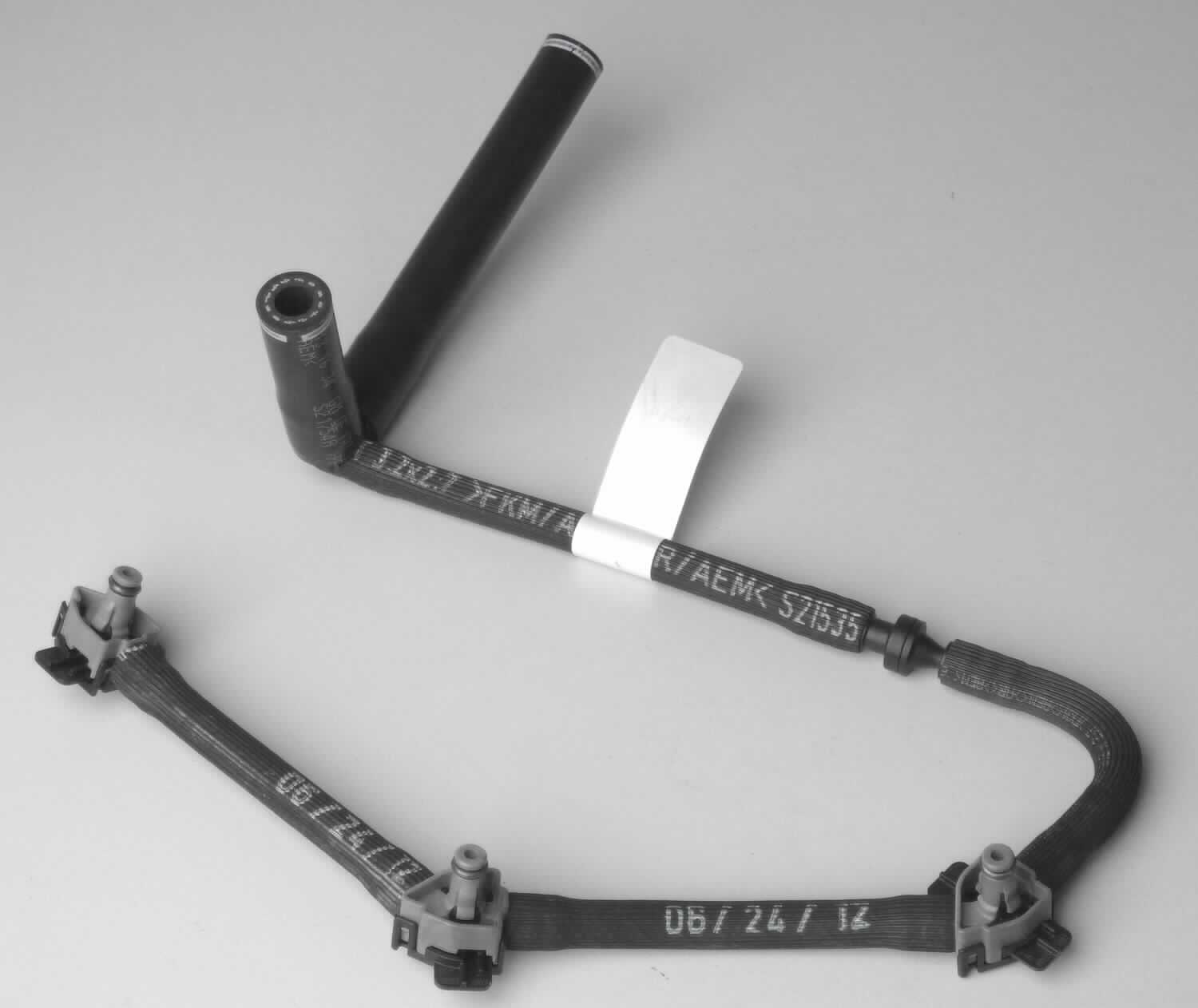 Sog. Kraftstoff Lecköl-Leitung L27032H-a (Dieselrücklaufleitung)
- in Form eines entsprechend den Einbauverhältnissen gewinkelten Funktions-
  elements aus drei mittels Kunststoff-Schlauchstücken verbundenen Steckern
  und einem Ventil, einseitig mit zwei Formschlauch-Anschlüssen aus Fluor-
  kautschuk (Kunststoff) -Abbildung siehe Anlage-,
- zum Einbau in ein Diesel-Einspritzsystem eines Kolbenverbrennungsmotors
  bestimmt,
- zur Aufnahme und Rückleitung in den Kraftstofftank von überschüssigem bzw.
  unverbrauchtem Kraftstoff.

"Teil, erkennbar ausschließlich bestimmt für mechanische Geräte mit eigener Funktion, in Kapitel 84 anderweit weder genannt noch inbegriffen, keine Ware der TARIC-Codes 8479 9015 00 bis 8479 9070 87 - sog. Kraftstoff Lecköl-Leitung"