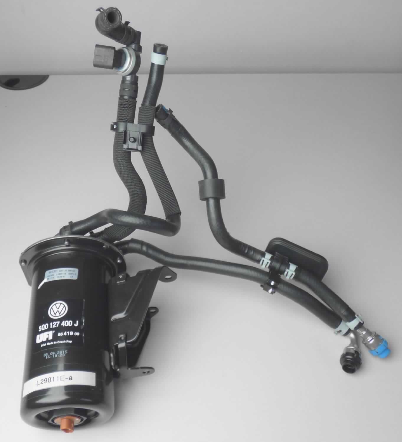 Sog. Kraftstoff Dieselfilter Leitung L29011E-a
- in Form einer verwendungsspezifischen Baugruppe aus gehäustem Kraftstofffilter
  (Dieselfilter) mit Anschlussstutzten und Halterung, mehreren Formschläuchen aus
  Kunststoff, Schrumpfschläuchen, Zackenring, Schnellkupplungen, Federbandschellen,
  Verschlussstopfen (Abbildung siehe Anlage), 
- zum Einbau im Motorraum eines Kraftfahrzeugs zwischen Vor- und Rücklaufleitung bestimmt,
- zur Reinigung (Filtrierung) des Dieselkraftstoffs.
Der Dieselfilter bestimmt den Charakter des Ganzen.

"Apparat zm Filtrieren oder Reinigen von Flüssigkeiten, Kraftstofffilter für Kolbenverbrennungsmotoren, 
 keine Ware des TARIC-Codes 8421 2300 10 (zusammengesetzte Ware aus Dieselfilter -charakterbestimmend- 
 sowie Schlauch-, Mess- und Anschlusselementen) - sog. Kraftstoff Lecköl-Leitung"
