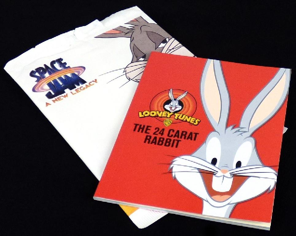 Es handelt sich um ein mit Text und Abbildungen farbig bedrucktes, broschiertes Druckerzeugnis für Kinder mit der Aufschrift "The 24 Carat Rabbit" aus der Aktion "Mc Donald's - Space Jam - 2021  - A New Legacy" (Format: etwa 11,4 x 14,3 cm, Umfang 36 Seiten, Klebebindung). Die in englischer Sprache verfasste Broschüre enthält im Wesentlichen eine illustrierte Geschichte. Daneben sind auf drei Doppelseiten verschiedene Rätsel (z. B. Suchbilder, Code ermitteln) und auf einer Doppelseite die Lösungen abgedruckt. Das Druckerzeugnis ist in einer farbig bedruckten Papiertüte verpackt.

Abbildung siehe Anlage.

Derartige Waren gehören als "durch Text charakterisierte, zum Lesen bestimmte Broschüren und ähnliche Drucke, auch illustriert" zur Codenummer 4901 99 00 00 9 des Zolltarifs.