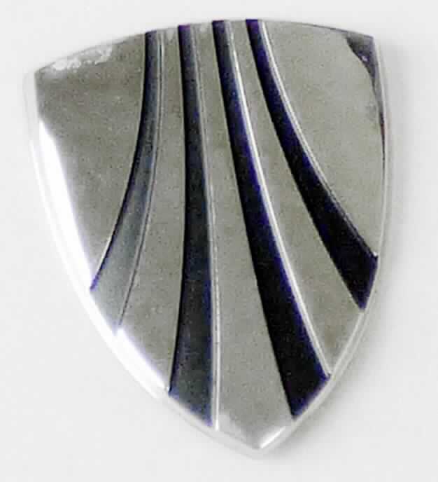 Es handelt sich um wappenartige, gebogene Erzeugnisse aus unedlem Metall, die auf der Rückseite mit einem Klebepad ausgestattet sind. Die Erzeugnisse sind auf der Schauseite z. B. mit einem Firmenlogo (vier Linien oder ein Kopf) und einem Firmenschriftzug versehen. Die teilweise mit Farbe überzogenen Waren werden mit dem Klebepad an einem Fahrrad zur Kenntlichmachung eines Markenproduktes befestigt. 
- Antragstellerangaben -

Abbildung siehe Anlage. 

Eine Einreihung als Dekorationsartikel in die Position 8306 kommt aufgrund des Gebrauchswertes als Schild nicht in Betracht.

Derartige Waren gehören als "den Namensschildern ähnliche Schilder, aus unedlen Metallen" zur Codenummer 8310 0000 00 0 des Zolltarifs.