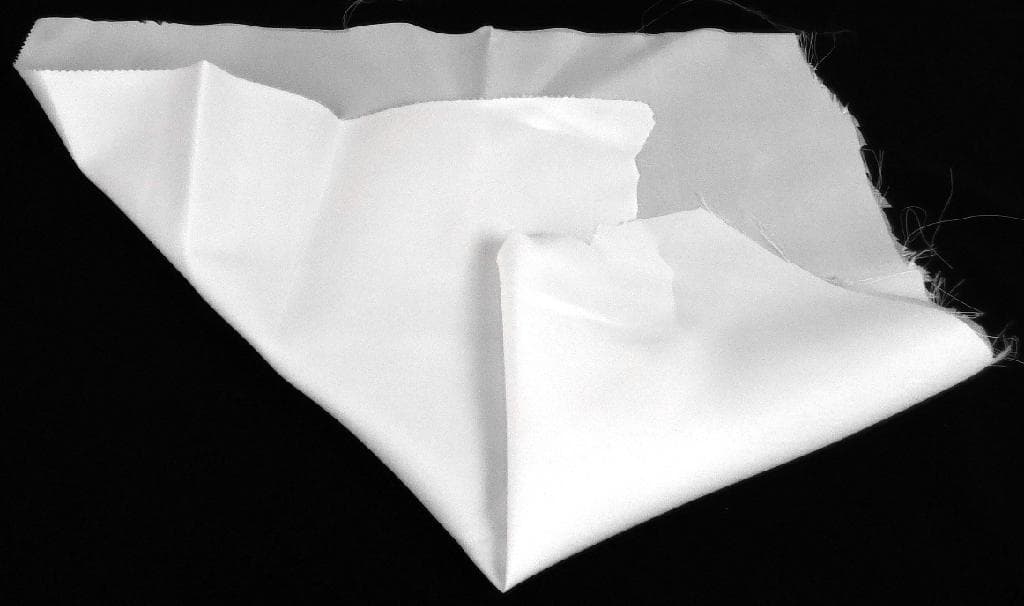 Gewebe, sog. Breitgewebe, Foto siehe Anlage,
- als Meterware,
- laut Untersuchungsergebnis:
-- aus ungezwirnten, nicht hochfesten Garnen aus synthetischen Filamenten (laut Antrag Polyamid),
   u. a. somit keine Ware der Position 5906,
-- gebleicht,
-- in Leinwandbindung.

"Gewebe aus Garnen aus synthetischen Filamenten, anderes als in den Unterpositionen 5407 10 bis
 5407 30 genannte, mit einem Anteil an Filamenten aus Polyamiden von mehr als 85 GHT, gebleicht"