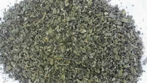 Nach den Angaben der Antragstellerin und der vorliegenden Warenprobe handelt es sich um getrocknete, geschnittene Moringablätter mit Stielabschnitten (Moringa oleifera) ohne weitere Zusätze. Moringablätter werden  hauptsächlich zur menschlichen Ernährung (z.B. als Erfrischungsgetränk) verwendet.

Zolltarifrechtlich handelt es sich um getrocknete, zerkleinerte Pflanzenteile der hauptsächlich zur menschlichen Ernährung verwendeten Art, anderweit weder genannt noch inbegriffen, andere als in den Codenummern 1212 2100 00 0 bis 1212 9995 10 0 genannt.