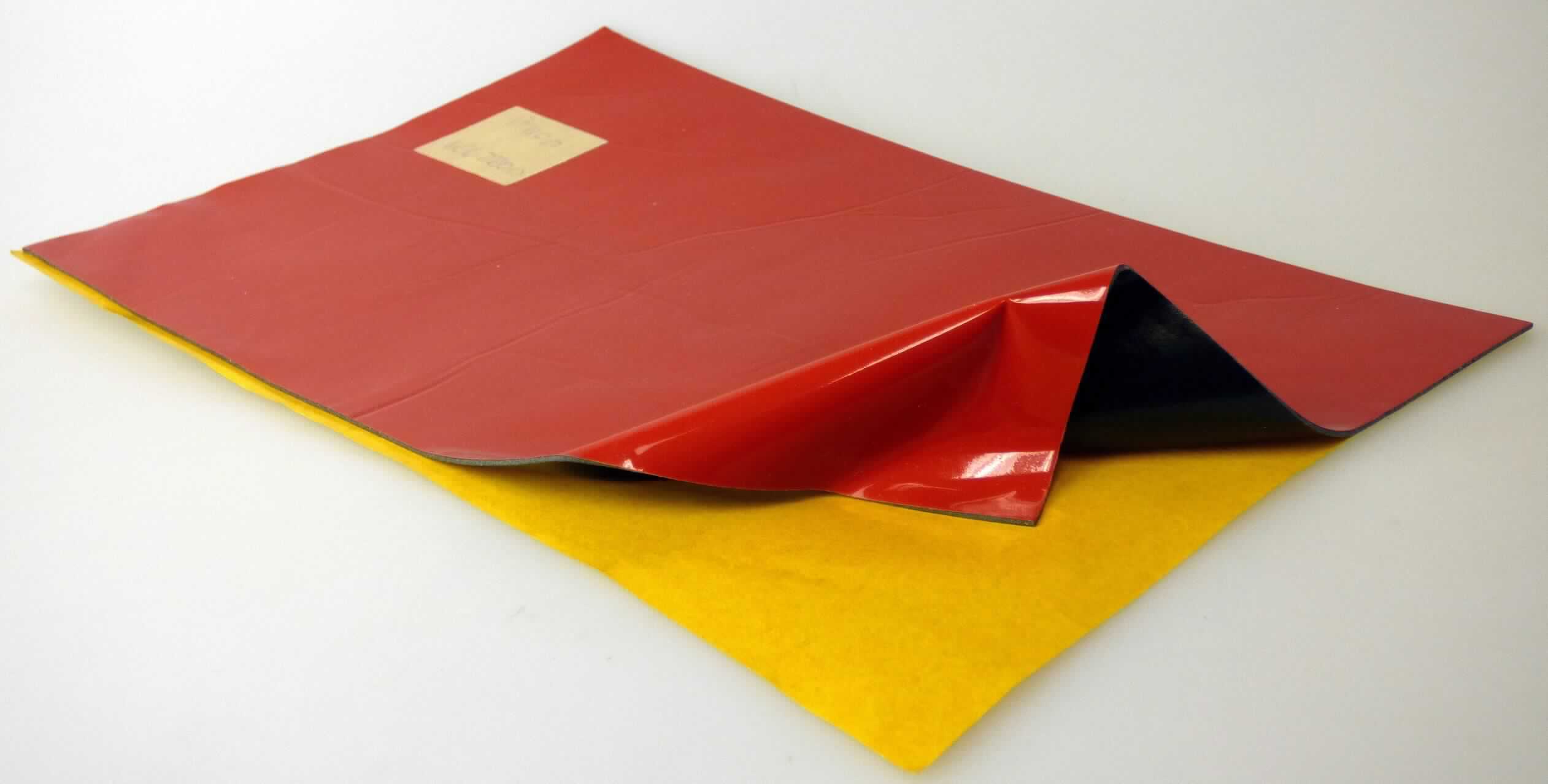 Angaben des Antragstellers:
Band aus Acrylschaum, auf einer Seite mit einem druckempfindlichen Klebstoff, auf der anderen Seite mit einem druckempfindlichen Acrylatklebstoff. Das Band weist eine Schälkraft von mehr als 35 N/cm auf.

Feststellungen an einem Warenmuster:
Es wurde ein Abschnitt einer schwarzen Zellkunststofffolie vorgelegt. Die Folie ist beidseitig selbstklebend und mit zwei Schutzfolien versehen. Die Folie und die Kleber bestehen aus Polyacrylaten. Die Schälkraft konnte nicht überprüft werden.

Befund:
Es liegt ein selbstklebendes Flacherzeugnis aus Kunststoff im Sinne des TARIC-Codes 3919 9080 53 vor.