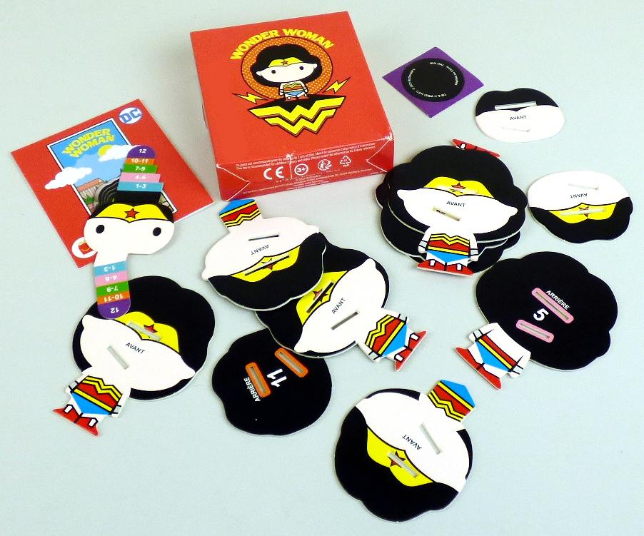 Bei dem vorliegenden und als "Mc Donald's - DC Superhero Friends - 2021 Motiv Wonder Woman" bezeichneten Erzeugnis handelt es sich aus einen Bausatz,
- eine Superheldin mit schwarzen Haaren, Kleid und roten
  Schuhen darstellend,
- aus Papier und Pappe gefertigt,
- bestehend aus 13 bedruckten Einzelteilen,
- - mit einem Gesicht mit zwei seitlich abstehenden
     Laschen, die derart bedruckt sind, dass sie die
     Reihenfolge der anderen Bauteile vorgeben,
- - die Laschen werden hinter das Gesicht geklappt,
- - die anderen Bauteile sind mit zwei farblich markierten
     Aussparungen versehen sowie entsprechend nummeriert
     und müssen in der richtigen Reihenfolge auf die Laschen
     gesteckt werden,
- mit einem runden Aufkleber, der auf den Rücken der
  zusammengesetzten Figur geklebt wird, um diese
  zusammenzuhalten,
- die Einzelteile sind alleine nicht zum Spielen geeignet
  und sinnvoll aufeinander abgestimmt,
- dient der spielerischen Unterhaltung von Kindern,
- gemeinsam mit einer Bauanleitung in einem Pappkarton verpackt.

Derartige Erzeugnisse sind zolltarifrechtlich als "anderes als in den
Unterpositionen (KN) 9503 0010 bis 9503 0030 erfasstes Spielzeug, Bausatz,
nicht aus Kunststoff oder handgearbeitet aus Holz" einzureihen.
