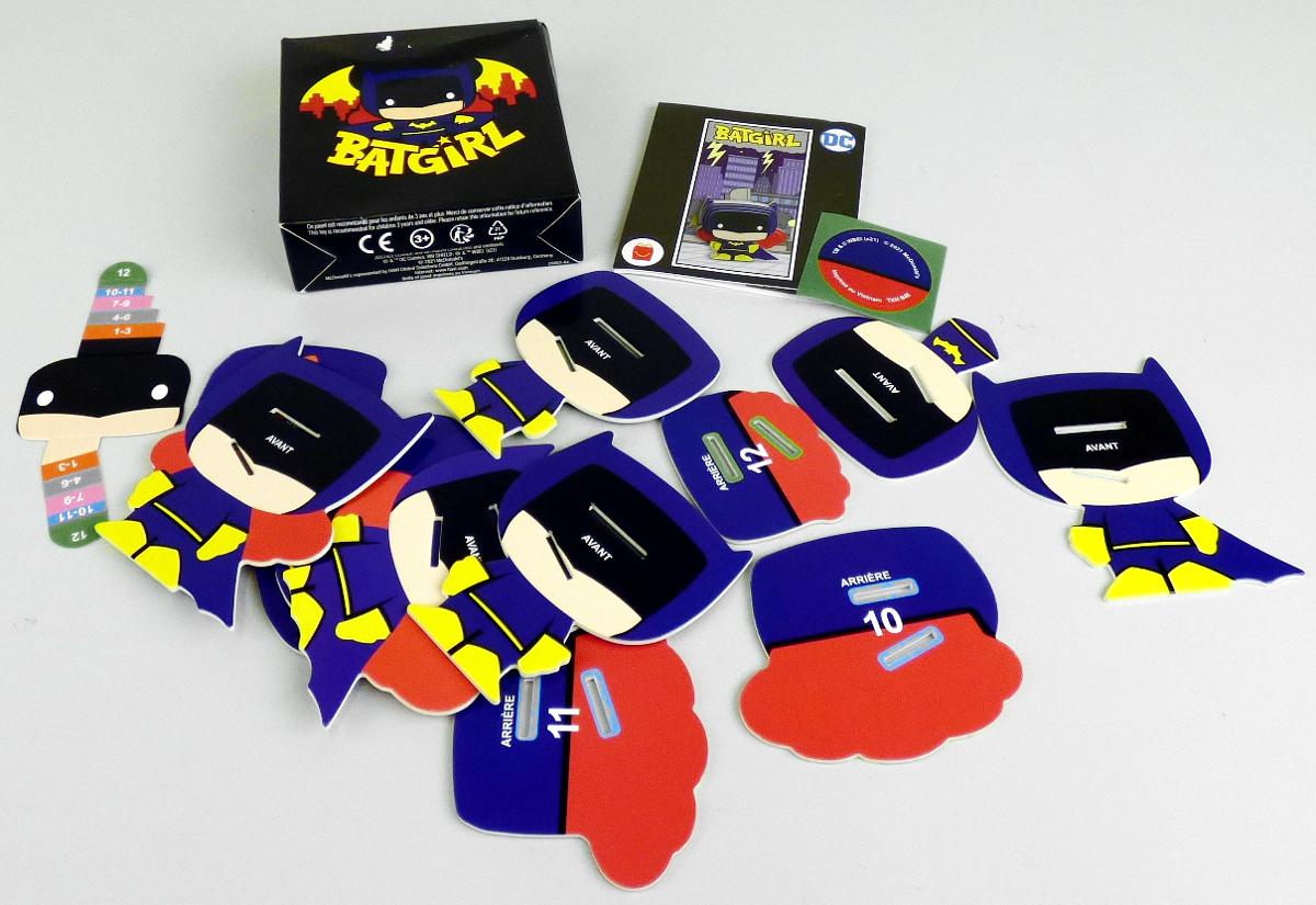 Bei dem vorliegenden und als "Mc Donald's - DC Superhero Friends - 2021 Motiv Batgirl" bezeichneten Erzeugnis handelt es sich aus einen Bausatz,
- eine Superheldin im lila Anzug darstellend,
- aus Papier und Pappe gefertigt,
- bestehend aus 13 bedruckten Einzelteilen,
- - mit einem Gesicht mit zwei seitlich abstehenden
    Laschen, die derart bedruckt sind, dass sie die
    Reihenfolge der anderen Bauteile vorgeben,
- - die Laschen werden hinter das Gesicht geklappt,
- - die anderen Bauteile sind mit zwei farblich markierten
    Aussparungen versehen sowie entsprechend nummeriert und
    müssen in der richtigen Reihenfolge auf die Laschen gesteckt werden,
- mit einem runden Aufkleber, der auf den Rücken der zusammengesetzten
  Figur geklebt wird, um diese zusammenzuhalten,
- die Einzelteile sind alleine nicht zum Spielen geeignet und sinnvoll
  aufeinander abgestimmt,
- dient der spielerischen Unterhaltung von Kindern,
- gemeinsam mit einer Bauanleitung in einem Pappkarton verpackt.

Derartige Erzeugnisse sind zolltarifrechtlich als "anderes als in den
Unterpositionen (KN) 9503 0010 bis 9503 0030 erfasstes Spielzeug, Bausatz,
nicht aus Kunststoff oder handgearbeitet aus Holz" einzureihen.