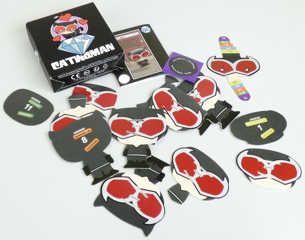 Bei dem vorliegenden und als "Mc Donald's - DC Superhero Friends - 2021 Motiv Catwoman" bezeichneten Erzeugnis handelt es sich aus einen Bausatz,
- eine Superheldin im schwarzen Anzug mit großer,
  roter Brille darstellend,
- aus Papier und Pappe gefertigt,
- bestehend aus 13 bedruckten Einzelteilen,
- - mit einem Gesicht mit zwei seitlich abstehenden
    Laschen, die derart bedruckt sind, dass sie die
    Reihenfolge der anderen Bauteile vorgeben,
- - die Laschen werden hinter das Gesicht geklappt,
- - die anderen Bauteile sind mit zwei farblich markierten
    Aussparungen versehen sowie entsprechend nummeriert
    und müssen in der richtigen Reihenfolge auf die Laschen
    gesteckt werden,
- mit einem runden Aufkleber, der auf den Rücken der
  zusammengesetzten Figur geklebt wird, um diese
  zusammenzuhalten,
- die Einzelteile sind alleine nicht zum Spielen geeignet und
  sinnvoll aufeinander abgestimmt,
- dient der spielerischen Unterhaltung von Kindern,
- gemeinsam mit einer Bauanleitung in einem Pappkarton verpackt.

Derartige Erzeugnisse sind zolltarifrechtlich als "anderes als in den
Unterpositionen (KN) 9503 0010 bis 9503 0030 erfasstes Spielzeug, Bausatz,
nicht aus Kunststoff oder handgearbeitet aus Holz" einzureihen.