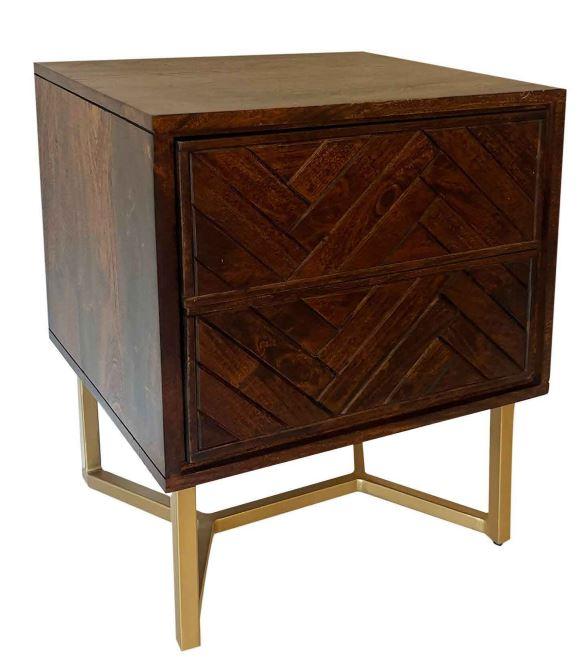Es handelt sich bei dem „Wohnling Nachttisch Boxspringbett“ um ein Möbel mit den Maßen 45 x 57 x 40 cm (B x H x T).

Das aus verschiedenen Stoffen zusammengesetzte Erzeugnis besteht im Wesentlichen aus einem Holzkörper (Akazie Massivholz) mit zwei übereinanderliegenden Schubladen, deren Fronten mit einem sog. Fischgrät-Muster gestaltet sind sowie einem Gestell aus Metall als Standfuß.

Aufgrund der Bedeutung in Bezug auf die Verwendung und aufgrund des äußeren Erscheinungsbildes bestimmt das Holz den stofflichen Charakter der Ware.

Das auf den Boden zu stellende Möbel dient aufgrund seiner Höhe und Erscheinung zur Ausstattung von Schlafzimmern.

Die verpackte Ware ist als "anderes als von den Positionen 9401 und 9402 erfasstes Möbel, aus Holz, von der in Schlafzimmern verwendeten Art" einzureihen.
