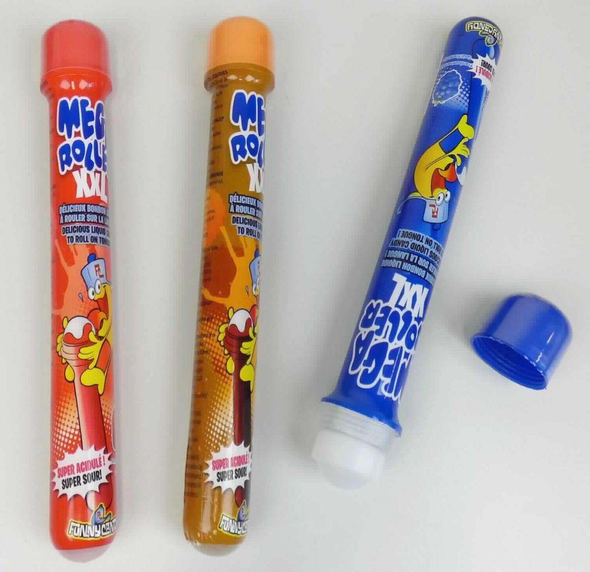Candy Roller, flüssige Zuckerware

Beschaffenheit der vorgelegten Warenmuster:
In braune, blaue oder rote, bunt bedruckte Folie eingeschweißte, etwa 25 cm lange, runde (Durchmesser ca. 
2,5 cm), durchscheinende Kunststoffflasche mit eingesetzter, drehbarer, ohne Zerstörung der Flasche nicht entfernbarer Kunststoffkugel und orangefarbenem, blauem oder rotem Schraubdeckel; auf der Folie die Warenbezeichnung (flüssige Süßware) sowie Angaben zu der Geschmacksrichtung (Cola, Himbeere oder Erdbeere), zu den Zutaten (im Wesentlichen Zuckersirup, Säuerungsmittel und Aromen), zum Nährwert und zur Inhaltsmenge (105 ml).
Inhalt: Hellbraune, hellblaue oder rosafarbene, leicht sirupöse Flüssigkeit; Geruch aromatisiert, nach Cola-, Himbeer- oder Erdbeeraroma; Geschmack süß, säuerlich, nach Cola-, Himbeer- oder Erdbeeraroma; aufgrund der Aufmachung nicht unmittelbar trinkbar.

Extrakt, refraktometrisch, 20 °C (gemäß Antragsangaben): 43,5 °Brix
Fructose (abgeleitet aus den Antragsangaben): mehr als 10 GHT, bezogen auf die Trockenmasse

Lebensmittelzubereitung, anderweit weder genannt noch inbegriffen, Zuckersirup, aromatisiert oder gefärbt, Isoglucosesirup, ohne Zusatz von Rohr- oder Rübenzucker; kein Getränk der Position 2202 der KN, da die Flüssigkeit ohne Zerstörung der Verpackung nur als dünner Film abgeleckt werden kann.