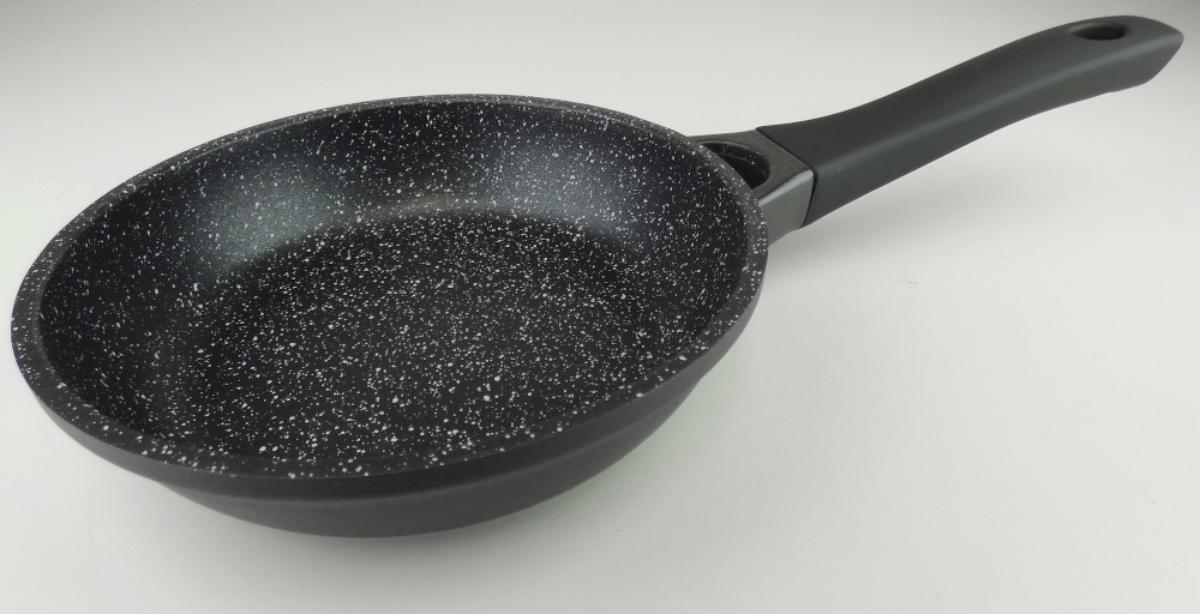 Es handelt sich um Bratpfannen, im Wesentlichen bestehend aus einer gegossenen, runden Schale aus einer Aluminiumlegierung mit gewichtsmäßig vorherrschendem Aluminiumgehalt (Durchmesser: ca. 20 cm), die auf der Innenseite eine Antihaftbeschichtung aufweist und auf der Unterseite mit einer Lochplatte aus Stahl ausgestattet ist. Darüber hinaus weisen die Erzeugnisse einen aus Kunststoff gefertigten Stiel auf, der durch eine Schraube aus unedlem Metall befestigt ist und am oberen Ende mit einer als Aufhängevorrichtung dienenden Aussparung versehen ist. Die Pfannen sind jeweils mit einer mit produktspezifischen Informationen bedruckten Pappbanderole versehen.
-Angaben lt. Antragsteller-

Der Charakter der aus verschiedenen Stoffen zusammengesetzten Bratpfannen wird aufgrund des Umfangs und der Bedeutung für die Verwendung durch die unedlen Metalle bestimmt.
Aluminium herrscht gewichtsmäßig gegenüber jedem anderen unedlen Metall vor.

Derartige Erzeugnisse gehören als "andere (als in Codenummer 7615 1010 10 0 genannte) Haushaltsartikel aus Aluminium, gegossen" zur Codenummer 7615 1010 90 0 des Zolltarifs

Abbildung siehe Anlage.