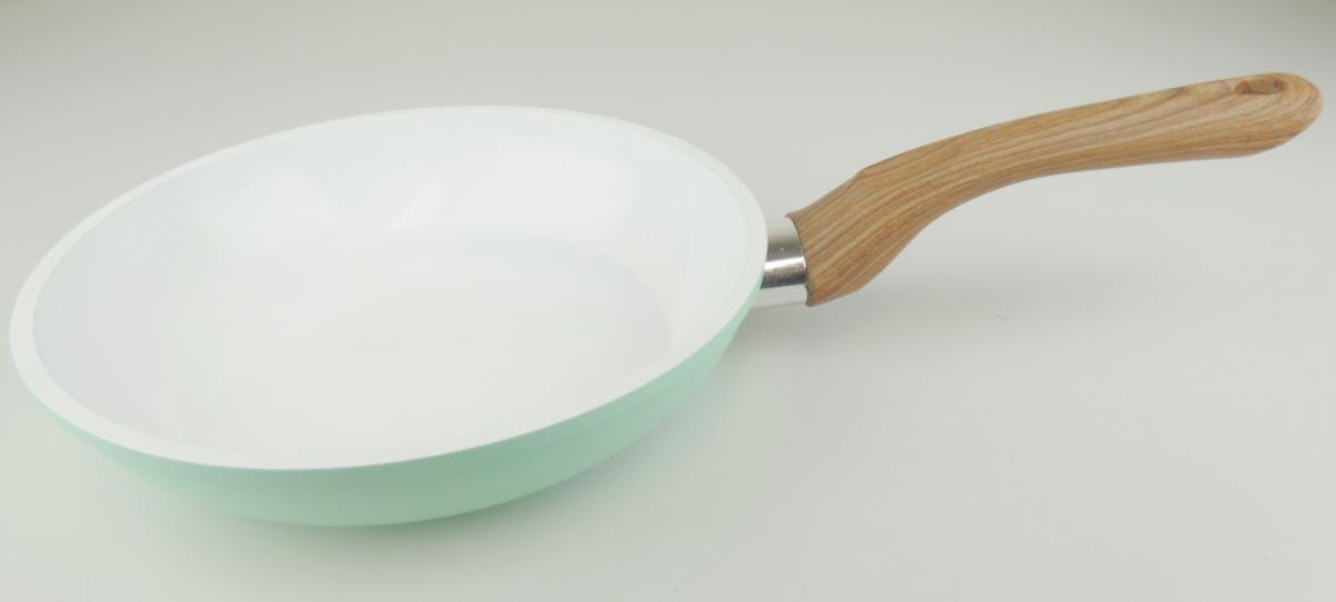 Es handelt sich um Bratpfannen, im Wesentlichen bestehend aus einer runden Schale ( nicht gegossen) aus einer Aluminiumlegierung mit gewichtsmäßig vorherrschendem Aluminiumgehalt (Durchmesser: ca. 20 cm), die auf der Innenseite eine Antihaftbeschichtung aufweist und auf der Unterseite mit einer Lochplatte aus Stahl ausgestattet ist. Darüber hinaus weisen die Erzeugnisse einen aus Kunststoff gefertigten Stiel auf, der durch eine Schraube aus unedlem Metall befestigt ist und am oberen Ende mit einer als Aufhängevorrichtung dienenden Aussparung versehen ist. Die Pfannen sind jeweils mit einer mit produktspezifischen Informationen bedruckten Pappbanderole versehen.
-Angaben lt. Antragsteller-

Der Charakter der aus verschiedenen Stoffen zusammengesetzten Bratpfannen wird aufgrund des Umfangs und der Bedeutung für die Verwendung durch die unedlen Metalle bestimmt.
Aluminium herrscht gewichtsmäßig gegenüber jedem anderen unedlen Metall vor.

Derartige Erzeugnisse gehören als "andere (als in den Codenummern 7615 1010 10 0 bis 7615 1080 10 0 genannte) Haushaltsartikel aus Aluminium" zur Codenummer 7615 1080 90 0 des Zolltarifs.

Abbildung siehe Anlage.