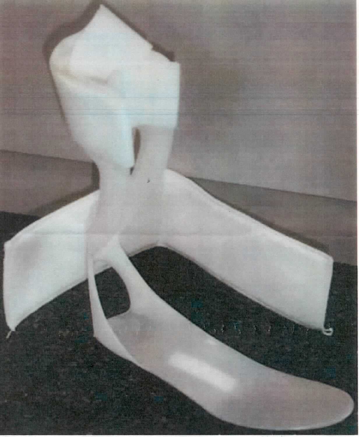 Sog. Rohling einer Peronaeus-Orthese, in Form einer unfertigen Ware, im Wesentlichen bestehend aus einem Polypropylen-Rohling mit dünner und flexibler Fußplatte, der mit einem Klettverschlussband mit Polster versehen ist. (äußere Form: siehe Abbildung in der Anlage)
Die Vorrichtung wird insbesondere bei Peroneusparesen (Wadenbeinlähmungen), d. h. zur  Unterstützung der insuffizienten Fußhebemuskulatur oder zur Spitzfußkorrektur eingesetzt.

Die Ware wird als "orthopädische Vorrichtung für Menschen" eingereiht.