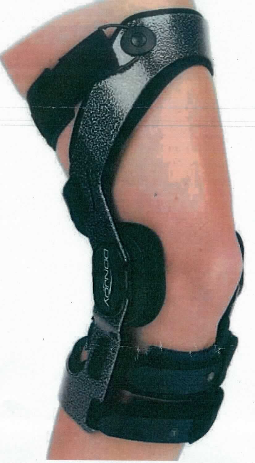 Sog. Knieorthese, Hartrahmenorthese in unterschiedlichen Ausführungen und Größen, in Form einer Warenzusammenstellung in Aufmachung für den Einzelverkauf, im Wesentlichen bestehend aus jeweils
- einem ca. 40 cm langen, anatomisch vorgeformten Orthesenrahmen, der patientenseitig gepolstert ist. Seitlich auf Kniehöhe befinden sich zwei durch Schaumstoffkissen abgepolsterte Gelenke, die durch einzusetzende Begrenzungskeile in der Extension von 0° bis 40° (0°, 10°, 20°, 30°, 40°) und in der Flexion von 0° bis 90° (0°, 45°, 60°, 75°, 90°) eingestellt werden können. Die im Hinblick auf die Bedeutung für die Verwendung charakterbestimmende Orthese wird mit bis zu sechs Klettverschlussbändern am Ober- und Unterschenkel des Patienten befestigt. 
- einem textilen netzartigen Spinnstoffbeutel mit Hersteller-Logo
- 15 unterschiedlich großen Begrenzungskeilen aus Metall
- 2 rechteckigen ca. 12 cm langen mit Klettverschlussband versehenen Schaumstoffpolstern
- 6 ovalen ca. 9 cm langen unterschiedlich dicken Gelenkpolstern 
- 2 Spinnstoffhauben für die Gelenkpolster.

Die Ware dient hauptsächlich dem Stützen und Halten des Kniegelenks unter einstellbarer Bewegungslimitierung bei Bandinstabilitäten und -verletzungen. Daneben ist eine Ruhigstellung zur Behandlung von Gelenkverletzungen möglich.
äußere Form: siehe Abbildung in der Anlage
Alle Bestandteile sind mit einer Gebrauchsanleitung in einem Karton verpackt. 

Die Ware wird als "orthopädische Vorrichtung für Menschen" eingereiht.