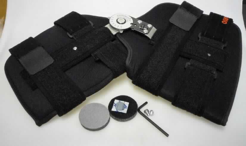 Sog. Knieorthese, in Form einer Warenzusammenstellung in Aufmachung für den Einzelverkauf, im Wesentlichen bestehend Orthese aus zwei Spinnstoff-Manschetten für Ober- und Unterschenkel (charakterbestimmend im Hinblick auf die Verwendung), die durch insgesamt vier zirkuläre Klettzügel befestigt werden, sodass das Knie ausgespart ist. In zwei seitlich aufgenähten Taschen sind Teleskop-Schienen aus Metall eingesetzt. Diese sind jeweils mit einem Gelenk ausgestattet, an dem eine Flexions- und Extensionsbegrenzung zwischen 0° und 120° bzw. zwischen 0° und 80° in 10°-Abstufungen eingestellt werden kann. Die Orthese wird erstmalig vom Arzt oder Orthopädietechniker angepasst, wobei auch die Schienen angeformt werden können. Beigefügt sind zwei runde Schaumstoffpolster für die Gelenke, ein Inbusschlüssel und zwei Schrauben in einem PE-Beutel.
Äußere Form: siehe Abbildung in der Anlage
Die Ware ist hauptsächlich zum Stützen und Halten des Kniegelenks in der postoperativen Mobilisierungsphase nach Knieverletzungen ausgelegt, wird aber auch zur Ruhigstellung verwendet. 
Alle Bestandteile sind gemeinsam in einem etikettierten PE-Beutel verpackt.
Die Ware wird als "orthopädische Vorrichtung für Menschen" eingereiht.