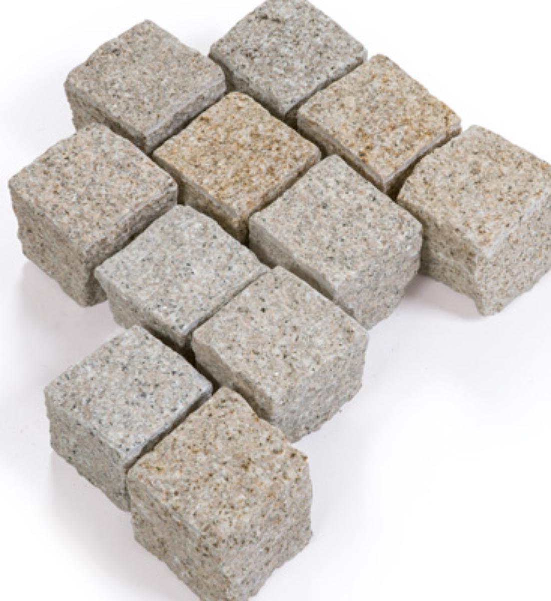 Angaben:
Pflastersteine SOL RUSTIQUE; Bearbeitung: allseits gespalten; Material: Granit; Farbe: gelb-grau.

Befund:
Pflastersteine, aus Naturstein.