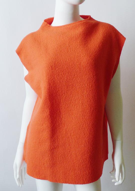 Pullover, sog. Damenshirt, Größe 38, Foto siehe Anlage,
- aus ca. 2,5 mm dicken, beidseitig gerauten, einfarbigen Gewirken aus laut Antrag 70 % Schurwolle
  und 30 % Viskose (künstliche Chemiefasern),
- mit einem Stückgewicht von laut Antrag 281 g, 
- über die Taille reichend (Rückenlänge: ca. 68 cm), 
- mit einem kurzen U-Boot-Stehkragen (u. a. deshalb kein T-Shirt der Position 6109),
- ohne Öffnung und ohne Verschluss, ohne Hinweise auf den Trägerkreis (unisex),
- mit kurzen, weiten Ärmeln (sog. überschnittene Schultern),
- vorn mit einer aufgenähten Verzierung versehen,
- an den Ärmelenden und am unteren Rand lediglich geschnitten, mit ca. 19 cm hoch reichenden
  Seitenschlitzen.

"Pullover, aus Gewirken, aus Wolle, mit einem Stückgewicht von weniger als 600 g, für Frauen"