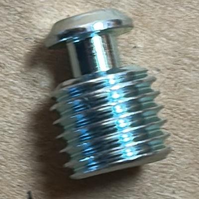 Es handelt sich um kreiszylindrische, etwa 13,6 mm lange Erzeugnisse aus Stahl, die über eine Länge von etwa 8,5 mm mit einem metrischen Außengewinde (M10) versehen sind. Das Gewindeende weist einen Innensechskant auf. Über die restliche Länge sind die Erzeugnisse gewindefrei, weisen einen geringeren Durchmesser auf, sind am Ende rundum abgeschrägt und mit einer umlaufenden Nut versehen. Die Waren werden in Bremsklotzeinheiten für Lenkrollen verbaut und dienen der Befestigung des Bremsklotzes an einem Gehäuse aber auch dazu, den Bremsklotzweg in dem fertigen Rollenkörper einstellen zu können und so die Bremskraft der Rollen zu dosieren.
- Antragstellerangaben -

Abbildung siehe Anlage. 

Derartige Erzeugnisse gehören als "andere, den Bolzen ähnliche Waren aus Stahl, mit Gewinde" zum TARIC-Code 7318 19 00 90.