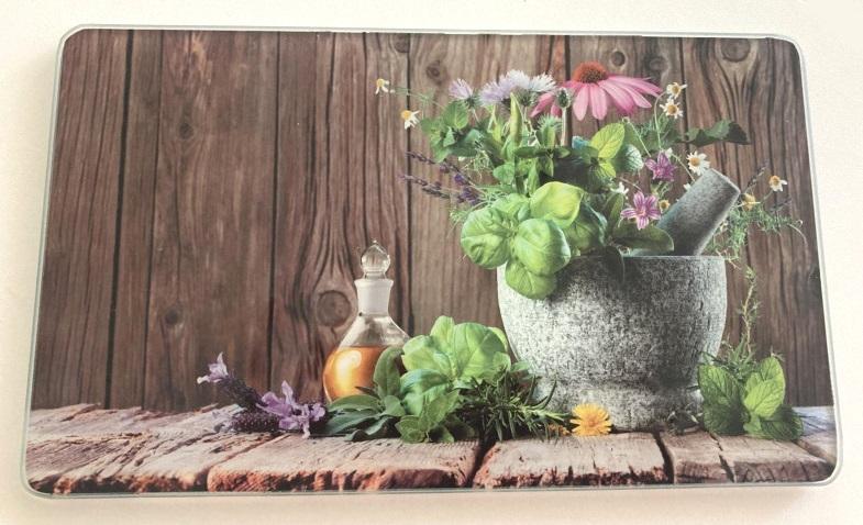 Schneideplatte, sog. Glasschneidebrett "Granitmörser neutral", Art.-Nr. 902225, Foto siehe Anlage,
- in Form einer rechteckigen Platte mit geschliffenen Kanten und abgerundeten Ecken,
- aus klarsichtigem, vorgespanntem Glas (laut Antrag),
- an der Rückseite mit einer Folie mit einem Motiv in Form eines Mörsers mit Stößel und
  verschiedenen Kräutern beklebt sowie mit vier Kunststoffnoppen ausgestattet,
- in den Abmessungen von ca. 24,9 cm (Länge) x 14,9 cm (Breite) x 0,4 cm (Dicke).

"Glasware zur Verwendung bei Tisch oder in der Küche (Schneideplatte), aus vorgespanntem Glas"