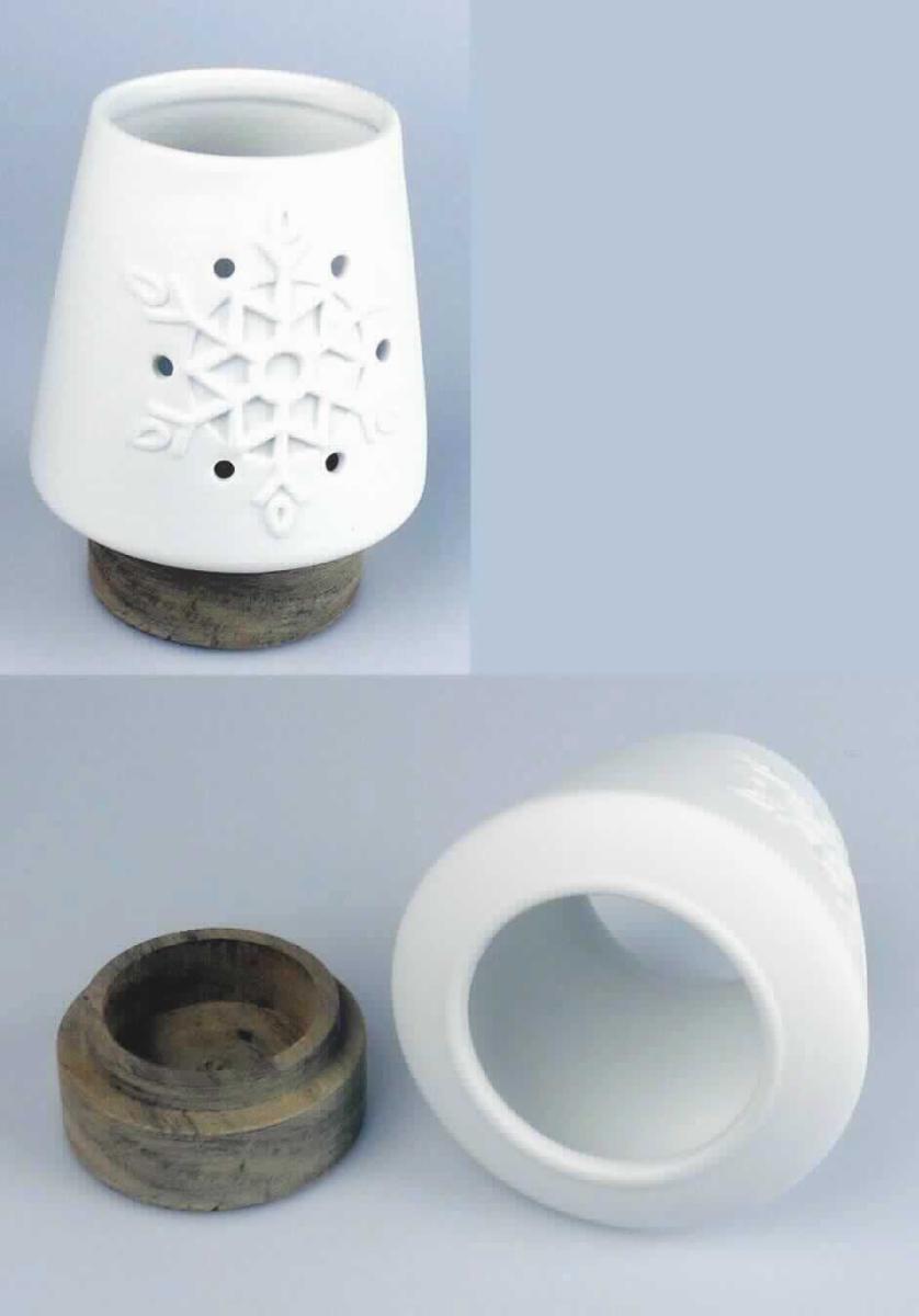 Keramischer Ziergegenstand (Windlicht), Foto siehe Anlage,
- in Form einer zusammengesetzten Ware, bestehend aus:
- einem runden Sockel:
- - aus Holz,
- - in den Abmessungen: ca. 5,5 cm (Durchmesser) x 2,5 cm (Höhe),
- - innen mit einer Vertiefung in den Abmessungen: ca. 4 cm (Durchmesser) x 1,5 cm (Tiefe),
- einem runden, sich nach oben verjüngenden, cremefarbenen, unglasierten, oben und unten offenen Aufsatz:
- - an einer Seite mit einem eingeprägtem Muster und kleinen kreisförmigen Aussparungen (in Form eines
    Eiskristalls),
- - in den Abmessungen: ca. 8 cm (Durchmesser) x 8 cm (Höhe),
- - keramisches Erzeugnis, nach der Formgebung gebrannt, tonmineralhaltiges Material enthaltend, 
- - aus lt. Antrag Porzellan,
- - ohne Hinweise auf Handarbeit,
- dient zusammengesetzt als Windlicht,  
- die Ware stellt sich insgesamt nicht als Kandelaber, Kerzenleuchter oder Kerzenhalter dar und weist keine
  passgenaue Haltevorrichtung oder spezifischen Vorrichtung (z. B. Hülse oder Tropfschale mit Dorn) zum
  Befestigen einer Kerze oder eines Teelichtes auf; darüber hinaus ist der Aufsatz aus Porzellan vorwiegend
  lichtundurchlässig; somit kein nicht elektrischer Beleuchtungskörper der Position 9405, 
- nach dem Umfang und dem äußeren Erscheinungsbild verleiht der Aufsatz aus Porzellan der zusammengesetzten
  Ware den wesentlichen Charakter,
- in einem Karton verpackt.

"Keramischer Ziergegenstand, aus Porzellan, nicht handgearbeitet"