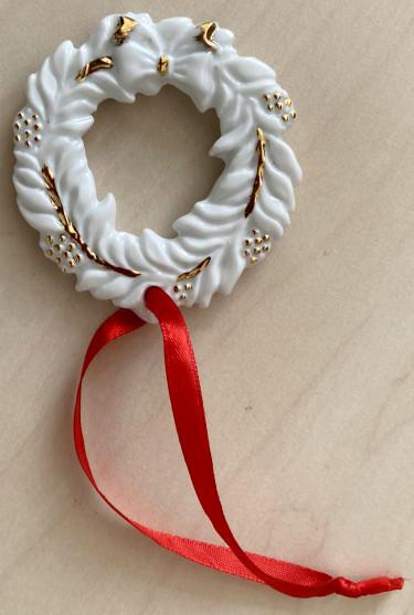 Keramische Ziergegenstand, sog. Porzella-Baumanhänger Kranz, WEPA-Art-Nr.: 801131, Foto siehe Anlage,
- weißer, mit goldfarbenen Linien versehener, flacher, glasierter Anhänger in Form eines Kranzes,
- in den Abmessungen: ca. 7 cm Durchmesser,
- keramisches Erzeugnis, nach der Formgebung gebrannt, tonmineralhaltiges Material enthaltend,
- lt. Antrag aus Porzellan,
- mit einem Spinnstoffband zum Aufhängen vorgesehen,
- ohne Hinweise auf Handarbeit.

"Keramischer Ziergegenstand, aus Porzellan, nicht handgearbeitet"