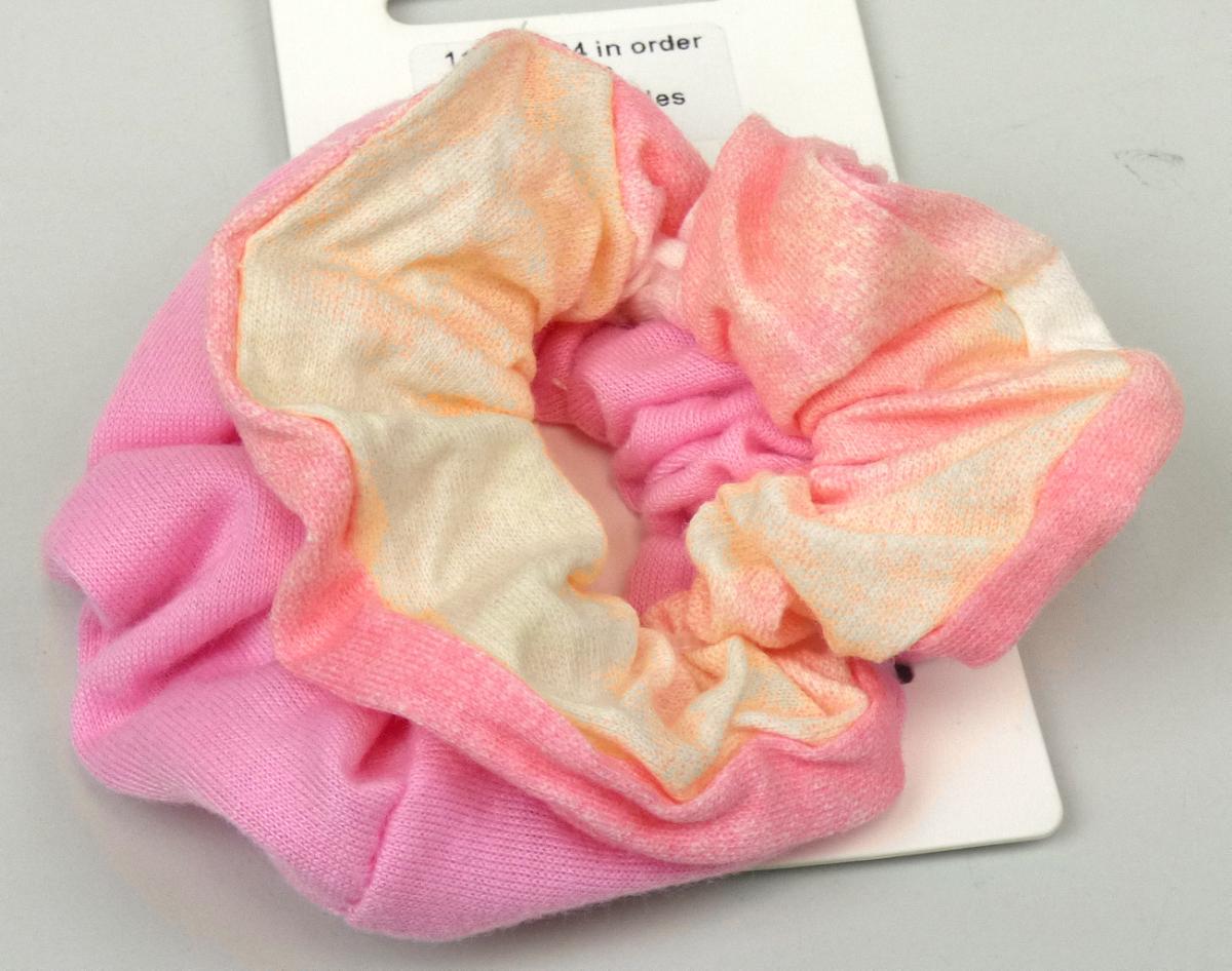 Haargummis, sog. Scuncis/Haargummis, LAN11585, Foto siehe Anlage,
- zwei Stück an einem bedruckten Pappaufhänger befestigt, laut Antrag in verschiedenen Farben, 
  veranschaulicht durch ein einfarbiges (rosa) und eine rosa/hellgelb/weiß im Batikverfahren
  bedrucktes Warenmuster,
- flachliegend mit einem Außendurchmesser von ca. 9 cm,
- aus verschiedenen, ca. 0,5 mm dicken, weder elastischen noch kautschutierten Gewirken aus
  Spinnstoffen,
- ein sog. Gummiband enthaltend und dadurch gerafft,
- durch schlauch- und ringförmiges Zusammennähen konfektioniert,  
- wird zum Zusammenhalten des Haares und zugleich als Kopf-/Haarschmuck getragen,
- in Anbetracht des textilen Charakters wird die Ware nicht vom Warenkreis der Position 9615 erfasst,
- individuelles (selbstständiges) Einzelstück, das eine Ergänzung von Kleidung darstellt.

"Anderes konfektioniertes Bekleidungszubehör (Haargummis), aus (weder elastischen noch
 kautschutierten) Gewirken"