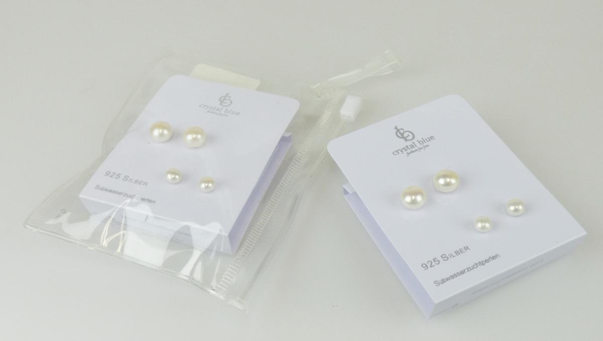 Es handelt sich um Ohrstecker, jeweils bestehend aus einer Süßwasserzuchtperle in unterschiedlichen Größen, die an einem Stift mit Schmetterlingsverschluss, je aus einer Silberlegierung gefertigt (925er Sterlingsilber), befestigt ist. Die Erzeugnisse sind zu jeweils zwei Paar auf einer bedruckten Pappunterlage angebracht, durch "Gummistopfen" gesichert und in einem klarsichtigen Zipperbeutel verpackt.
-Angaben lt. Antragsteller-

Eine Einreihung in die Position 7116 als "Waren aus Zuchtperlen" kommt nicht in Betracht, da die Ohrstecker teilweise aus einem Edelmetall (Silber) gefertigt sind, welches nicht nur als geringfügige Verzierung oder unwesentliche Zutat vorliegt [Anmerkung 2 B) zu Kapitel 71].

Derartige Erzeugnisse gehören als "Schmuckwaren aus Edelmetallen, aus Silber" zum TARIC-Code 7113 1100 00.

Abbildung siehe Anlage.