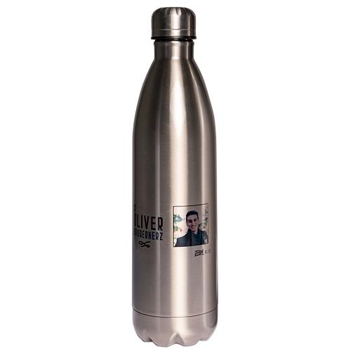 Bei der sog. "doppelwandigen Thermoflasche, Art.Nr. TMFK-750-S/WS/WW" handelt es sich um ca. 31 cm hohe Flaschen mit einem Durchmesser von 8 cm, die im Wesentlichen aus einem doppelwandigen Edelstahlbehälter mit einem Schraubverschluss bestehen.

Die Ware ist in drei verschiedenen Farbvarianten erhältlich:
TMFK-750-S – silber,
TMFK-750-WS – weiß mit einem silbernen Deckel und Sockel,
TMFK-750-WW – weiß mit einem silbernen Deckel.

Das Erzeugnis besitzt ein Fassungsvermögen von 0,75 Liter.

Die Trinkflasche dient zum Bereithalten, Kühlen sowie Warmhalten von Getränken und ist als "Vakuum-Isolierflasche" einzureihen.