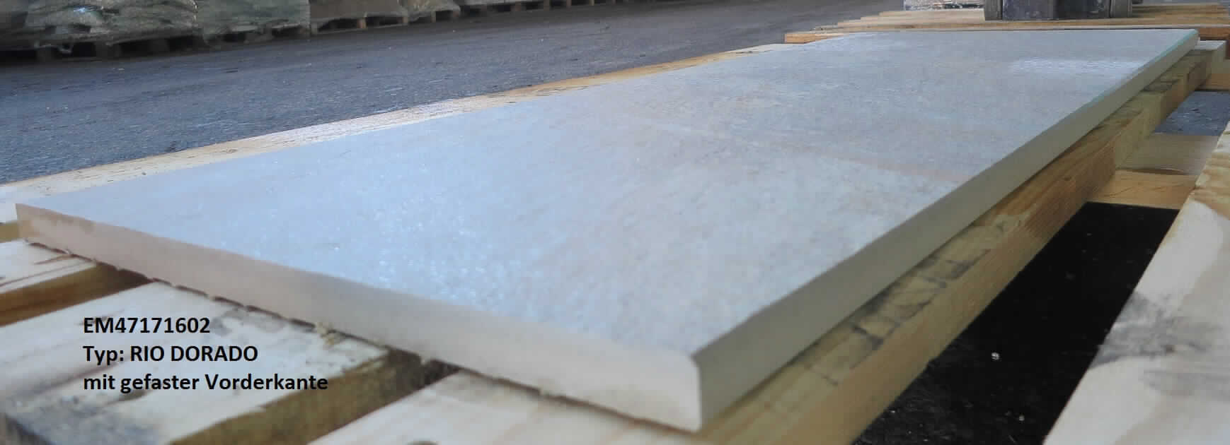 Bodenplatten, sog. Trittplatten aus EMPEROR®, mit Oberfläche R11, gesägten Seiten und oben und 
unten gefaster Vorderkante, Foto siehe Anlage,
- ein Warenmuster wurde nicht vorgelegt; die Einreihung erfolgt anhand der Antragsangaben,
- in unterschiedlichen Farben,
- in den Abmessungen: ca. 120 cm (Länge) x 40 cm (Breite) x 2 cm (Dicke),
- keramisches Erzeugnis; nach der Formgebung gebrannt; tonmineralhaltiges Material enthaltend,
- - laut Antrag mit einem Wasseraufnahmekoeffizienten von weniger als 0,5 %.

"Bodenplatten, andere als solche der Unterpositionen 6907 30  und 6907 40, mit einem Wasserauf-
 nahmekoeffizienten von weniger als 0,5 %"