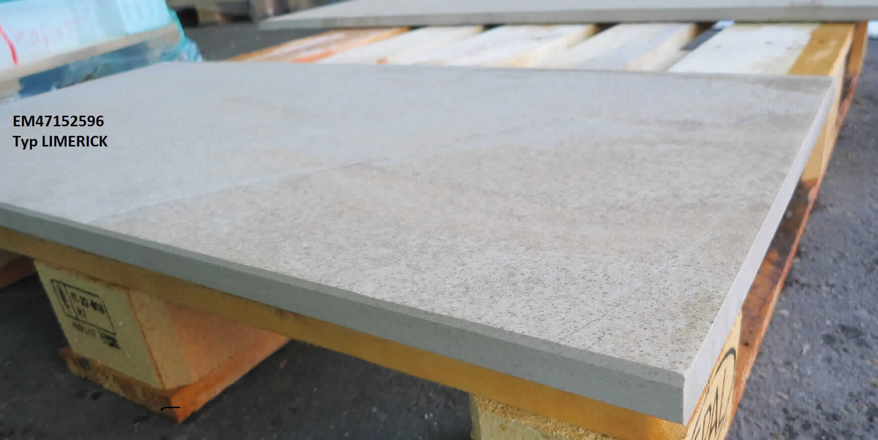Bodenplatten, sog. Trittplatten aus EMPEROR®, mit Oberfläche R11, gesägten Seiten und oben und 
unten gefaster Vorderkante, Fotos siehe Anlage,
- ein Warenmuster wurde nicht vorgelegt; die Einreihung erfolgt anhand der Antragsangaben,
- in unterschiedlichen Farben,
- in den Abmessungen: ca. 80 cm (Länge) x 40 cm (Breite) x 2 cm (Dicke),
- keramisches Erzeugnis; nach der Formgebung gebrannt; tonmineralhaltiges Material enthaltend,
- - laut Antrag mit einem Wasseraufnahmekoeffizienten von weniger als 0,5 %.

"Bodenplatten, andere als solche der Unterpositionen 6907 30  und 6907 40, mit einem Wasserauf-
 nahmekoeffizienten von weniger als 0,5 %"