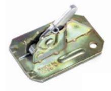 Es handelt sich um Erzeugnisse aus Stahl, bestehend aus einer rechteckigen, gelochten Grundplatte (Abmessungen: 110 mm x 75 mm), auf der ein spezifisches, zu einer kreiszylindrischen Führungshülse ausgearbeitetes Gehäuse angebracht ist. In das Gehäuse ist ein beweglicher, federgelagerter Riegel integriert. Die Erzeugnisse werden in der Schalungstechnik eingesetzt und dienen beim Verklemmen der Schalung zur Aufnahme und Fixierung von sogenannten Rippenstahlstäben.
- Antragstellerangaben -

Abbildung siehe Anlage.

Derartige Erzeugnisse gehören als "Konstruktionsteile (Gerüst-, Schalungs- oder Stützmaterial) aus Stahl" zum TARIC-Code 7308 4000 00.